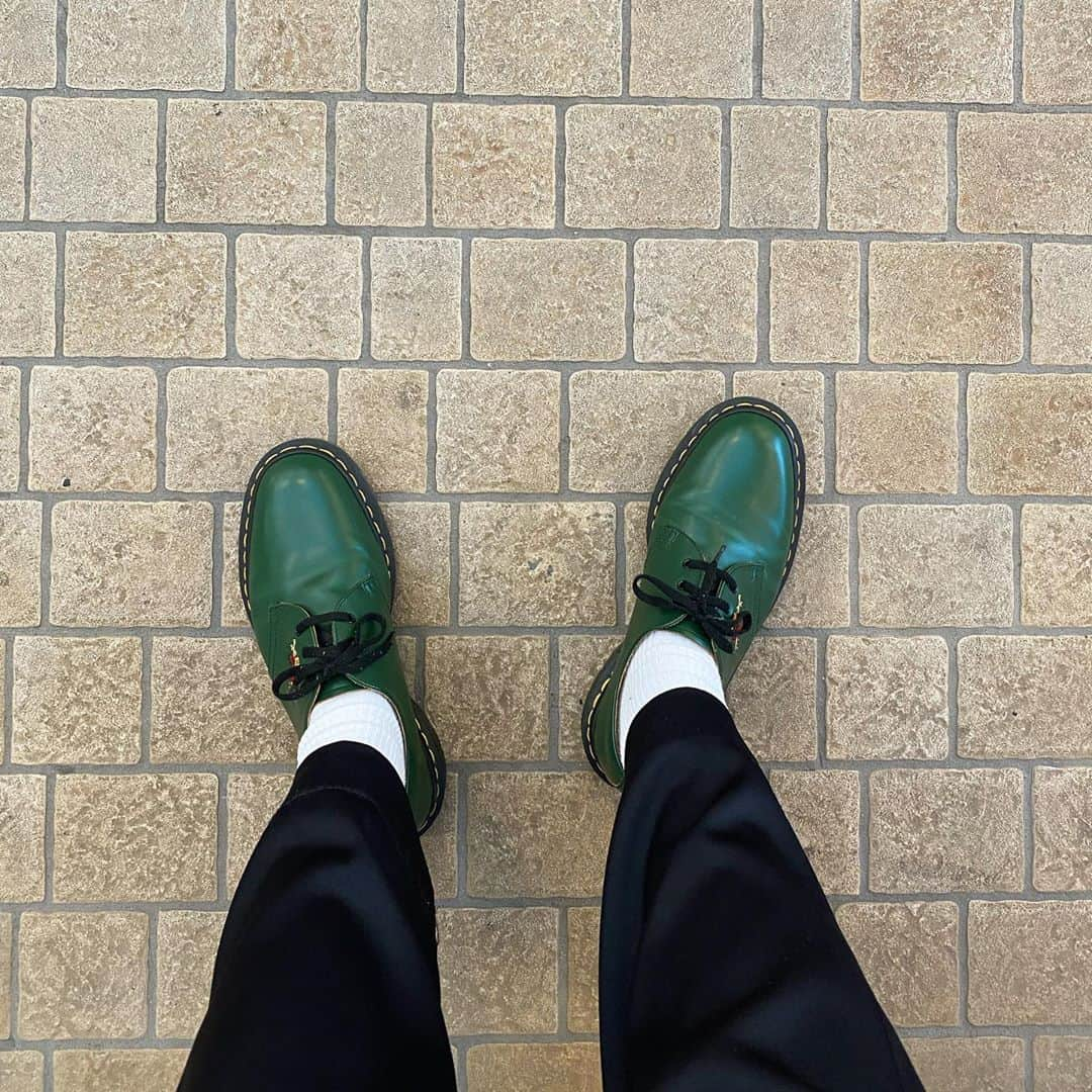 沙田瑞紀さんのインスタグラム写真 - (沙田瑞紀Instagram)「👞🌿🌿 supreme × Dr.martens もう3年くらいかな🌲 たくさん履いて、味が出るといいな〜  靴紐はむーちゃんがあむあむして毛玉っぽくなっているのよ...🥺 うちは靴紐のストックが結構ある、ねこハウスならではかなと思う🧵🧶  #drmartens #supreme」10月17日 13時46分 - mizuki_masuda