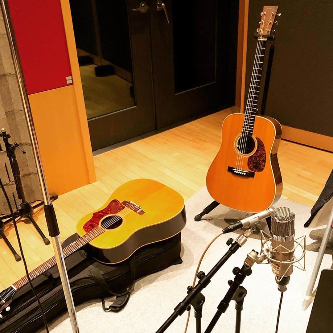 のインスタグラム：「REC🎸  今をときめく、とあるグループの新曲を。 今回はJ-50に軍配が上がりました！  #gibsonj50  #martinguitar  #recording」