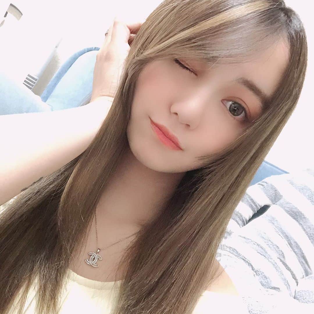 MIYABIのインスタグラム：「． *☼*―――――*☼*――――― ． るんるん。 引きこもり過ぎて、書くことがありません☺️ ． *☼*―――――*☼*――――― ．  #lalah #アレンジ#可愛い#綺麗#お洒落#キャバ嬢#ホスト#六本木#lol#f4f#fashion#makeup#hair#dogstagram#サロンモデル#撮影#style#nail#model#party#美容 #ホステス#travel#art#like4 #引きこもり#ハイライト」