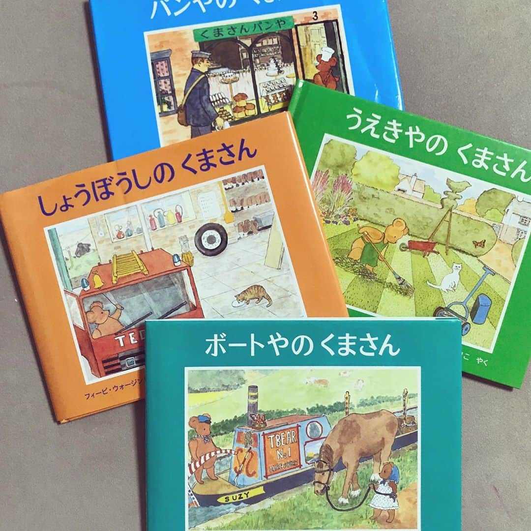 上村若菜のインスタグラム：「. のんびりおうちで過ごす雨の日。 . ゆっくり起きてホットケーキを一緒に作って、人生ゲームして、絵を描いて、積み木をして…たくさん遊んで充実した日。 . そんな日に読みたい絵本。 子どもも大好きなくまさんシリーズ。 新作もまた良き🧸 淡々とした日々に幸せのヒントがある気がする✨ 3歳から5歳くらいにおすすめ。 . #くまさんシリーズ #パンやのくまさん #うえきやのくまさん #しょうぼうしのくまさん #ボートやのくまさん #絵本 #絵本のある暮らし #絵本のある子育て #子どものいる暮らし #こどものいる暮らし #おすすめ絵本 #blogなかなか更新できておらずすみません🙇‍♂️」