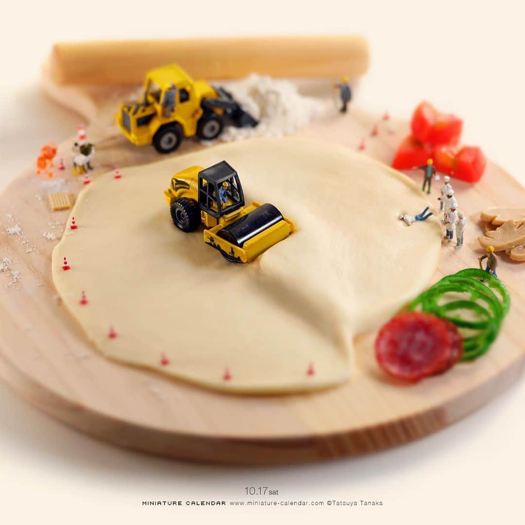 のインスタグラム：「⠀ “XXXXXXL Size Pizza” 　 道路がドロドロ 　 #ピザ #ロードローラー  #このあとおいしくいただきます #Pizza #RoadRoller 　 ──────────────────── 《EXHIBITION info》 　 【MINIATURE LIFE展2 in 札幌】 MINIATURE LIFE EXHIBITION2 in Sapporo until: Nov 1, 2020 #MiniatureLife展 #ミニチュアライフ展 　 ℹ️Please look at the Instagram story’s highlight for more information.」