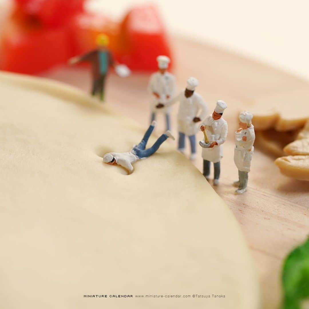 田中達也さんのインスタグラム写真 - (田中達也Instagram)「⠀ “XXXXXXL Size Pizza” 　 道路がドロドロ 　 #ピザ #ロードローラー  #このあとおいしくいただきます #Pizza #RoadRoller 　 ──────────────────── 《EXHIBITION info》 　 【MINIATURE LIFE展2 in 札幌】 MINIATURE LIFE EXHIBITION2 in Sapporo until: Nov 1, 2020 #MiniatureLife展 #ミニチュアライフ展 　 ℹ️Please look at the Instagram story’s highlight for more information.」10月17日 14時01分 - tanaka_tatsuya