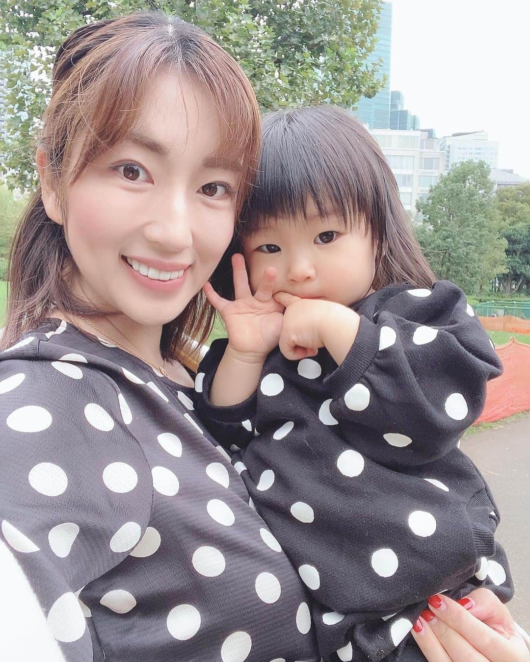 のインスタグラム：「お揃いコーデで仲良し親子とミッドタウンでランチして公園遊び❣️ 最近イヤイヤ期なのか嫌なこと気に入らないこと、思い通りに行かないってなるとギャン泣き凄いっ、、🤣 ギャン泣き動画も載せてます🤣 最後の写真は大好きなパンを抱きしめながら寝てしまった😂笑 どんなに泣いても寝顔見ると癒されますね🥺🥰 #親子コーデ #親子#リンクコーデ#お揃いコーデ#水玉ワンピース#女の子ベビー #女の子ママ#ママ友#ミッドタウン#大好き親子」