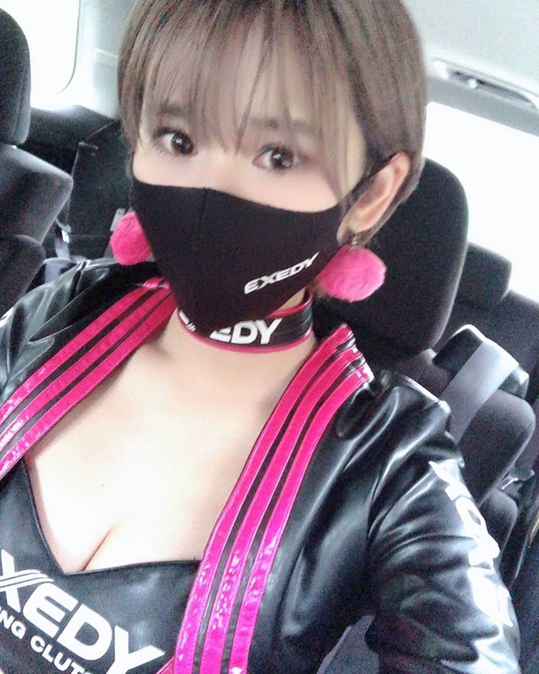 有馬綾香のインスタグラム：「予選で転倒してしまい メディカルからピットに戻って休んでいた津田一馬選手ですが 今日はゆっくりと休んで明日の決勝に備える事となりました！！  今日雨も酷いし 明日は万全な状態で走れるといいな😭  ぱんも明日は今日の分も精一杯応援したいと思います！！  #全日本ロードレース選手権 #mfj全日本ロードレース選手権 #ツインリンクもてぎ #EXEDY #exedyracinggirls」