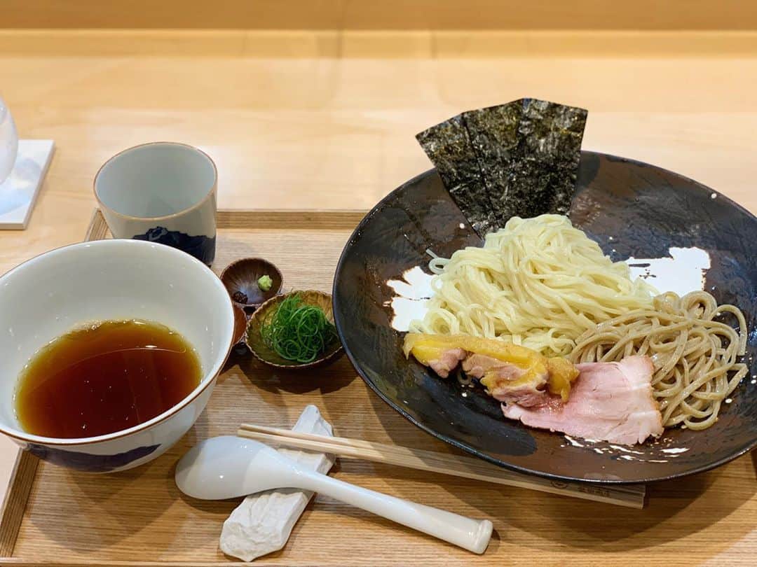 SUSURUさんのインスタグラム写真 - (SUSURUInstagram)「日本のラーメン界を代表するお店、飯田商店！ 現在は予約サイト『OMAKASE』でのみ入店を受け付けています。 風味豊かな2種類の麺に温冷2種類のつけ汁、さらにギミック豊富な一杯はここでしかすすれない究極のつけ麺🍜 最後は目の前で飯田さんが作る炊き立てのお出汁割りで〆！ ハイレベルすぎる一杯をいただきました🍥 #susuru_tv #1726日目 #飯田商店 #湯河原 #神奈川 #つけ麺 #お出汁割り #うまい #すごい  #ラーメン #らーめん #ramen #ラーメン部 #ramennoodles #毎日ラーメン生活 #麺スタグラム #japaneseramen #japanramen #foodstagram #foodie #noodles #instanoodle #instaramen #instafood #susururecommended #神奈川ラーメン #つけ麺」10月17日 14時07分 - susuru_tv