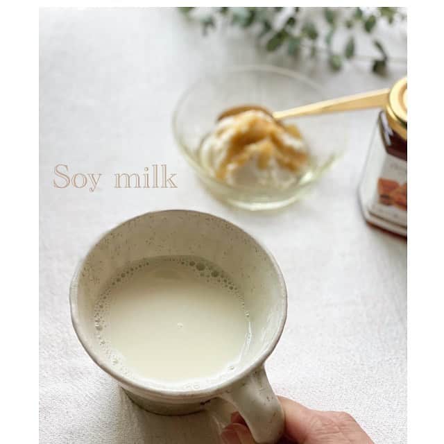 前田ゆかのインスタグラム：「寒いとこの温かい手作り豆乳がしみます❕❕❕  先日ソイフードお料理教室へ行った時に手作り豆乳を先生が作ってくださり、これがなんとも美味しくて！！即！！豆乳を作る機械を購入してすっかりハマりました。  毎日朝夕と2回飲んでいます❗️ 夕方疲れた時に飲むと夕食の準備がはかどるから😆  我が家は今までも毎日豆乳を飲む習慣があるのでこれは買って大正解👏  毎回豆乳から取れるおからも蜂蜜をかけていただくとヘルシースイーツに！  またおから料理が増えました❗️毎回たくさんのおからを余す事なく料理やお菓子作りをしてます。 今日はグルテンフリーのおからドーナツを作りました！ 揚げないので焼くドーナツはさらにヘルシーにシナモンシュガーを最後にプラスしてカラダを温め効果に期待して🙌  雨☔️の週末みなさん温かくしてお過ごしくださいね！  #soyfood #ジュニアソイフードマイスター #soymilk #豆乳 #豆乳レシピ  #おからレシピ #イソフラボンのおかげ #gultenfree #グルテンフリーレシピ #おからドーナツ #イソフラボンは肌や髪に骨にも」