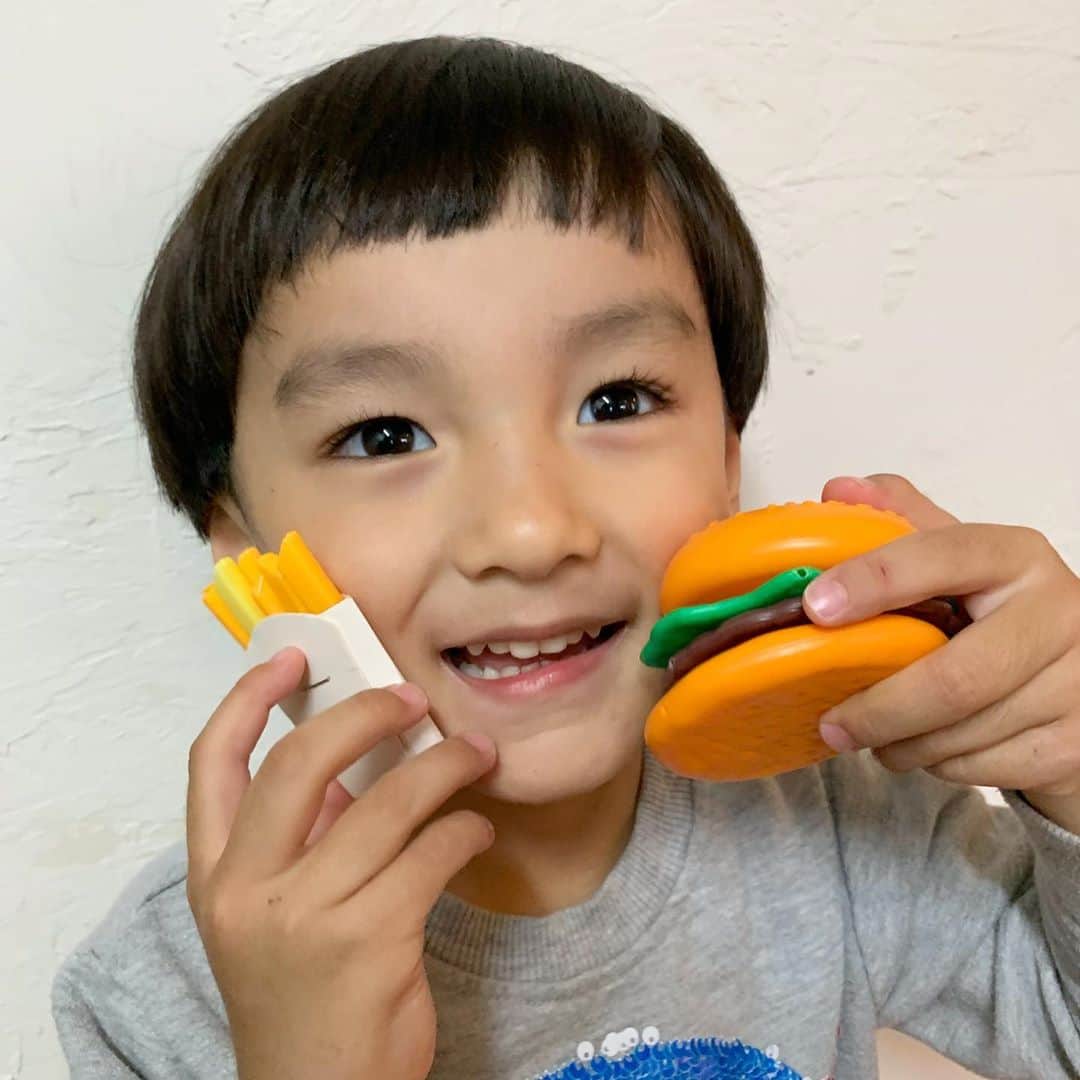 山口尚美のインスタグラム：「せいたろうセルフカット事件から２週間…💇‍♂️ ついに @brooch_omotesando で杉山さん @u_ka072 にカットしてもらいました✂️なんとかなったすごい🥺❣️ ありがとうございます🙇‍♀️✨ はみは篠原さん @haruka__shinohara に超可愛いアレンジしてもらいご満悦☺️💕 私はヤナギさんにすっきりコンパクトボブにしてもらったので @ayakoyanagi を覗いてね😆💇‍♀️🎵」