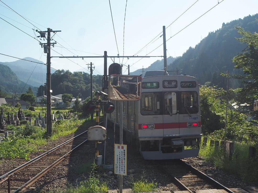 伊藤桃さんのインスタグラム写真 - (伊藤桃Instagram)「【#富山地鉄 #立山線 有峰口駅 】 1枚目: しゃきーん！笑 セルフタイマーで撮ったご機嫌な写真から、桃がめちゃめちゃでテンション上がっているのが伝わるでしょうか。笑 これひとりでやってたのおもうと、、、笑 * 1枚目: 車窓は次第に山深い景色へと変わってきました。 列車はこのまま終点立山駅へ···ではなく！ * 2枚目: 終点の手前、有峰口駅にて途中下車🥰 元東急さんの車両をお見送り····· 3枚目: ちょうどすれ違いでかぼちゃ電車にも会えました^^ * 渋い駅舎が多い富山地鉄。 有峰口駅もその1つと聞いて降りたのですが····· まずホームの待合所に感動！ * 5枚目: さびた看板がよい味をだしています🤤 6~9枚目: うーん、ぐう渋✨ 可愛らしくもレトロな木造の待合所。 ここだけで伊藤は大満足でした！ * 10枚目: 現在使われているホームは一つだけの島式ホームなのですが、向かいには草生い茂るホーム跡が····· かつて貨物が通っていた頃使われたりしていたのかな？🧐 これもまたなんともいえない味があるのでした·····。 ✂ーーーーーーーーーーーーーーーーーーーーーーーーーーーーーー✂ ホームだけで大興奮でしたが、駅舎ももちろん訪れていますよ〜 電鉄富山7:58-8:35有峰口9:05←イマココ 駅舎にまたつづく(,,･ω･,,) #木造駅舎 #富山地方鉄道 #富山旅行 #レトロ駅舎」10月17日 14時21分 - itomomo_tetsu