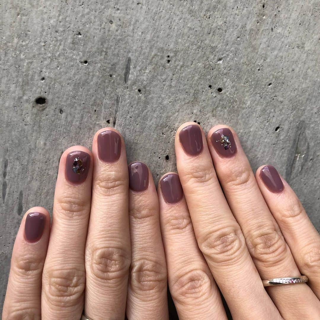 あこさんのインスタグラム写真 - (あこInstagram)「FUNCTION NAILSさんで人生初ジェルネイル✨ayaさんに可愛いネイルして頂きました🥰落ち着いた色にしようか派手な色にしようかひたすら悩んで落ち着いた色にした。笑 めちゃくちゃ可愛い…🥺指先ばっかり見てしまう。ayaさんもめちゃくちゃ気さくな方で優しくてお話するの楽しかった☺️💕素敵なネイルありがとうございました☺️ サロンも広々して落ち着いた雰囲気で皆さん仲良さそうで和気あいあいな感じですごく居心地良かった☕ 初めてのジェルネイルやったからすごい丁寧に色々教えて下さって爪に優しいものやったり水に強いものやったりその人に合わせてネイルして下さるから自分に合ったジェルネイルができる💅🏻 ずっとネイルサロンでネイルするの憧れとったんやけどこれは通う理由に納得した、色だけでめちゃくちゃ種類あるしその他にもネイルの上から乗せるパーツみたいなのもめっちゃ種類あるし優柔不断な私にはある意味地獄🥰笑 ayaさん本当にありがとうございました🥺❤️ #functionnails  #ジェルネイル  #原宿 #表参道」10月17日 14時22分 - harapeko__ako