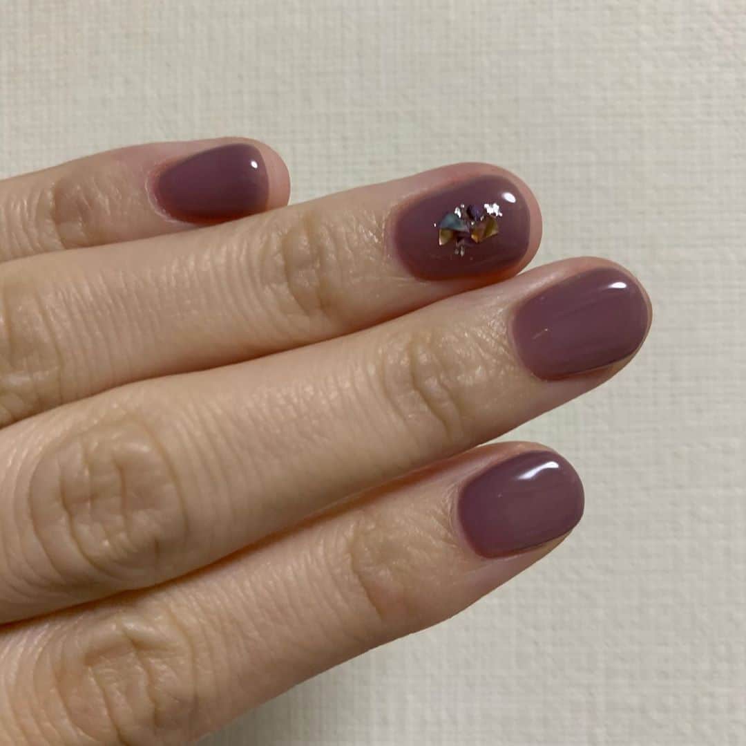 あこさんのインスタグラム写真 - (あこInstagram)「FUNCTION NAILSさんで人生初ジェルネイル✨ayaさんに可愛いネイルして頂きました🥰落ち着いた色にしようか派手な色にしようかひたすら悩んで落ち着いた色にした。笑 めちゃくちゃ可愛い…🥺指先ばっかり見てしまう。ayaさんもめちゃくちゃ気さくな方で優しくてお話するの楽しかった☺️💕素敵なネイルありがとうございました☺️ サロンも広々して落ち着いた雰囲気で皆さん仲良さそうで和気あいあいな感じですごく居心地良かった☕ 初めてのジェルネイルやったからすごい丁寧に色々教えて下さって爪に優しいものやったり水に強いものやったりその人に合わせてネイルして下さるから自分に合ったジェルネイルができる💅🏻 ずっとネイルサロンでネイルするの憧れとったんやけどこれは通う理由に納得した、色だけでめちゃくちゃ種類あるしその他にもネイルの上から乗せるパーツみたいなのもめっちゃ種類あるし優柔不断な私にはある意味地獄🥰笑 ayaさん本当にありがとうございました🥺❤️ #functionnails  #ジェルネイル  #原宿 #表参道」10月17日 14時22分 - harapeko__ako