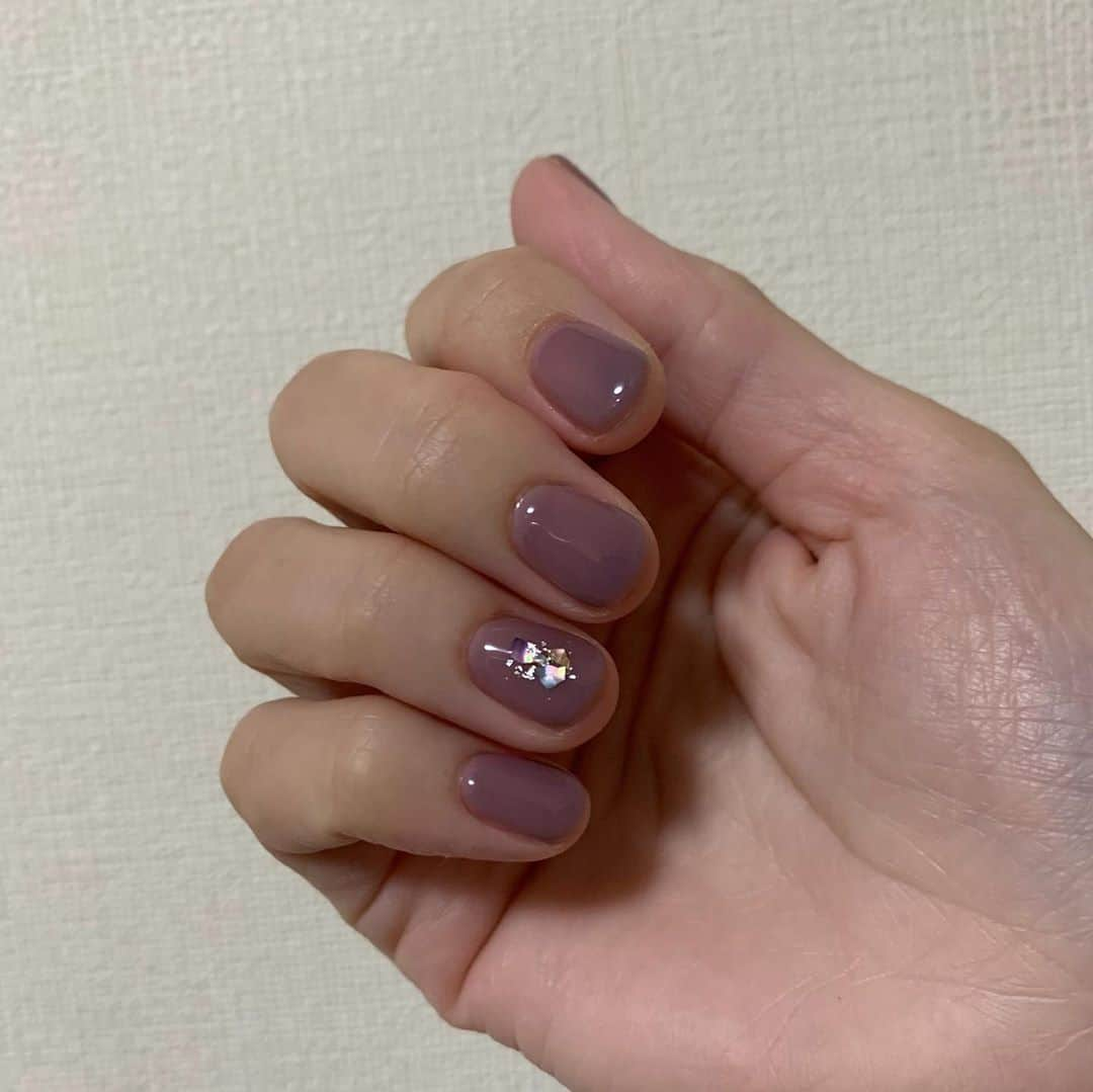 あこさんのインスタグラム写真 - (あこInstagram)「FUNCTION NAILSさんで人生初ジェルネイル✨ayaさんに可愛いネイルして頂きました🥰落ち着いた色にしようか派手な色にしようかひたすら悩んで落ち着いた色にした。笑 めちゃくちゃ可愛い…🥺指先ばっかり見てしまう。ayaさんもめちゃくちゃ気さくな方で優しくてお話するの楽しかった☺️💕素敵なネイルありがとうございました☺️ サロンも広々して落ち着いた雰囲気で皆さん仲良さそうで和気あいあいな感じですごく居心地良かった☕ 初めてのジェルネイルやったからすごい丁寧に色々教えて下さって爪に優しいものやったり水に強いものやったりその人に合わせてネイルして下さるから自分に合ったジェルネイルができる💅🏻 ずっとネイルサロンでネイルするの憧れとったんやけどこれは通う理由に納得した、色だけでめちゃくちゃ種類あるしその他にもネイルの上から乗せるパーツみたいなのもめっちゃ種類あるし優柔不断な私にはある意味地獄🥰笑 ayaさん本当にありがとうございました🥺❤️ #functionnails  #ジェルネイル  #原宿 #表参道」10月17日 14時22分 - harapeko__ako