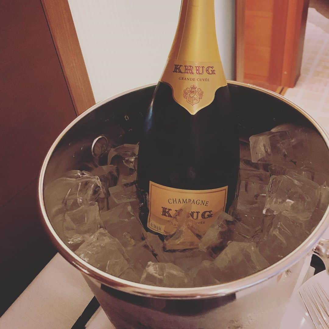 のインスタグラム：「Too much champagne is just right🥂💖💋  #champagne @krugchampagne」