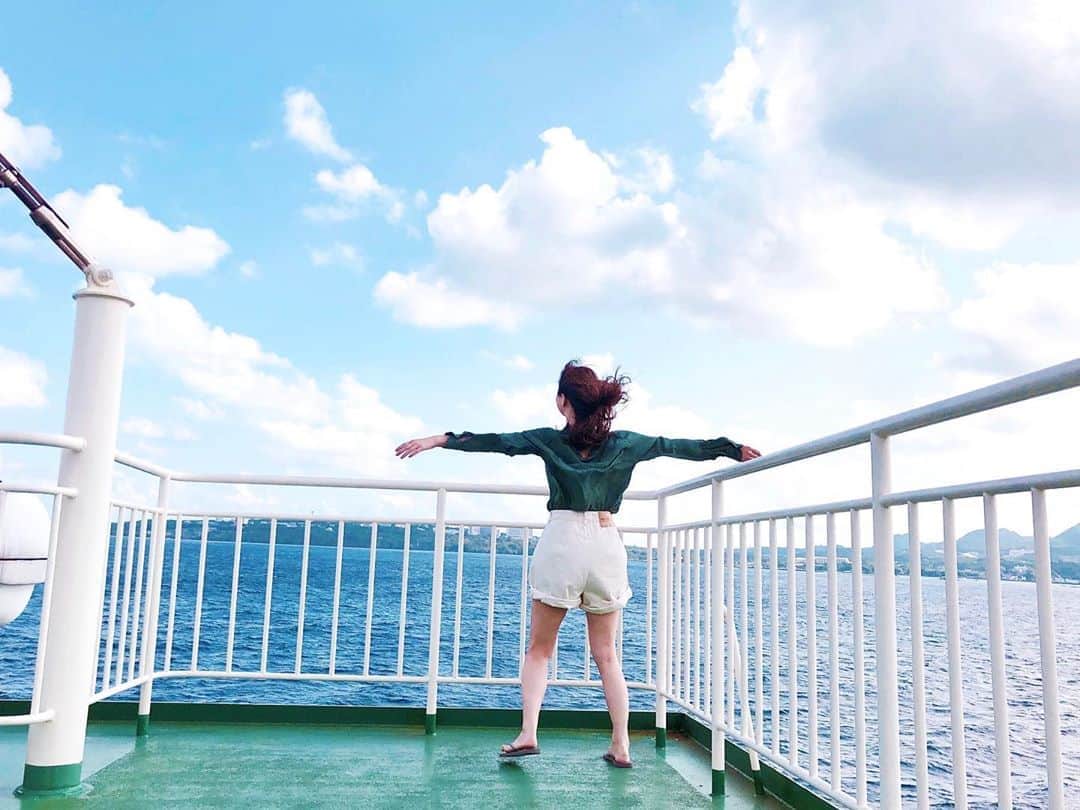NANAMIのインスタグラム：「本日10月17日はNANAMIさん26歳のお誕生日🎂👏👏  特別企画としてバースデーオフショット7連投をお届けしています📸✨✨  2枚目のオフショットは羽ばたく鳥のようでありタイタニックっぽくもあるNANAMIさんです🕊⛴  #NANAMI #NANAMI1st写真集」