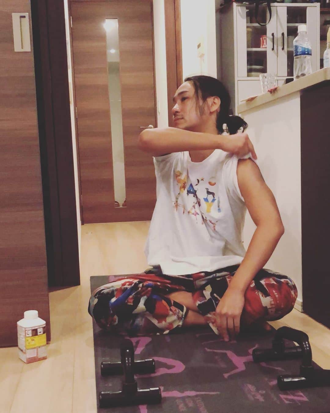 のインスタグラム：「自宅で簡単トレーニング中 腕立て💪100回 ローラー腹筋50回🍖 まだまだのんびりやってみよう^ ^ #フィットネス男子部 #ジムじゃなくても大丈夫よん #ボディメイク」