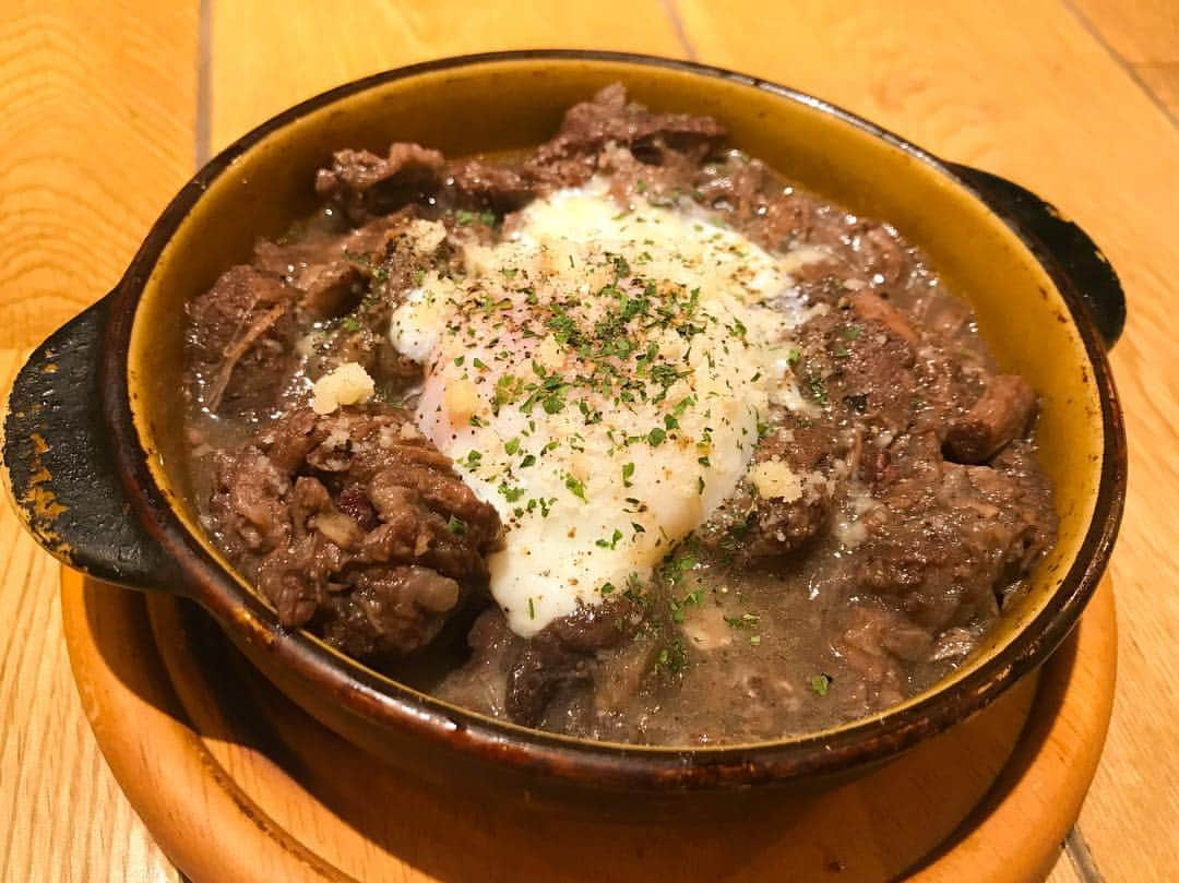 肉talian 金山店のインスタグラム：「🥩牛赤ワイン煮込み -温玉乗せ-🍳 . 牛の肩肉を赤ワインで4時間コトコト煮込みました！ お肉ホロホロです！ さらに温泉卵💓しあわせ〜〜〜 . ぜひ赤ワインを合わせて🍷おすすめはスタッフにお尋ねください😉 . #肉talian #肉タリアン #金山 #肉 #ワイン #ステーキ #カジュアルイタリアン #イタリアン #豚肉 #ポルケッタ #鶏肉 #フライドチキン #メッセージプレート #デザートプレート #金山南口 #名古屋 #赤ワイン #赤ワイン煮込み #じっくりコトコト」