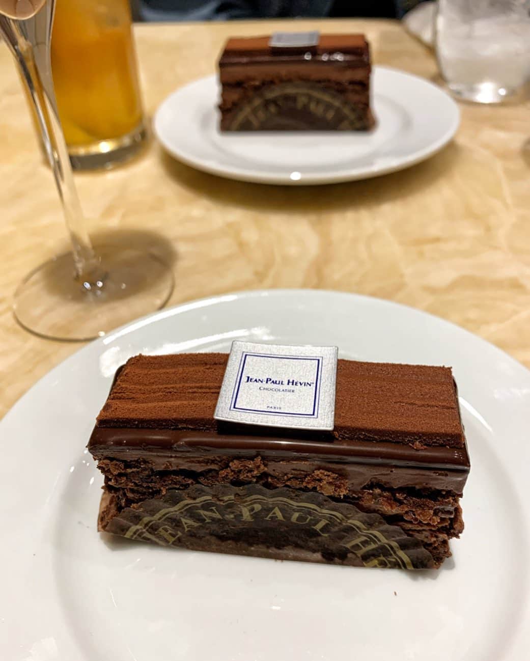のインスタグラム：「.  #Cafetime _ チョコレート好きにはたまらない _ 子供の頃はケーキといえば苺のショートケーキだったけど… _ ジャン=ポール・エヴァン #ドゥジャピスターシュ #gâteaux #ガトー #チョコレートケーキ #chocolatecake」