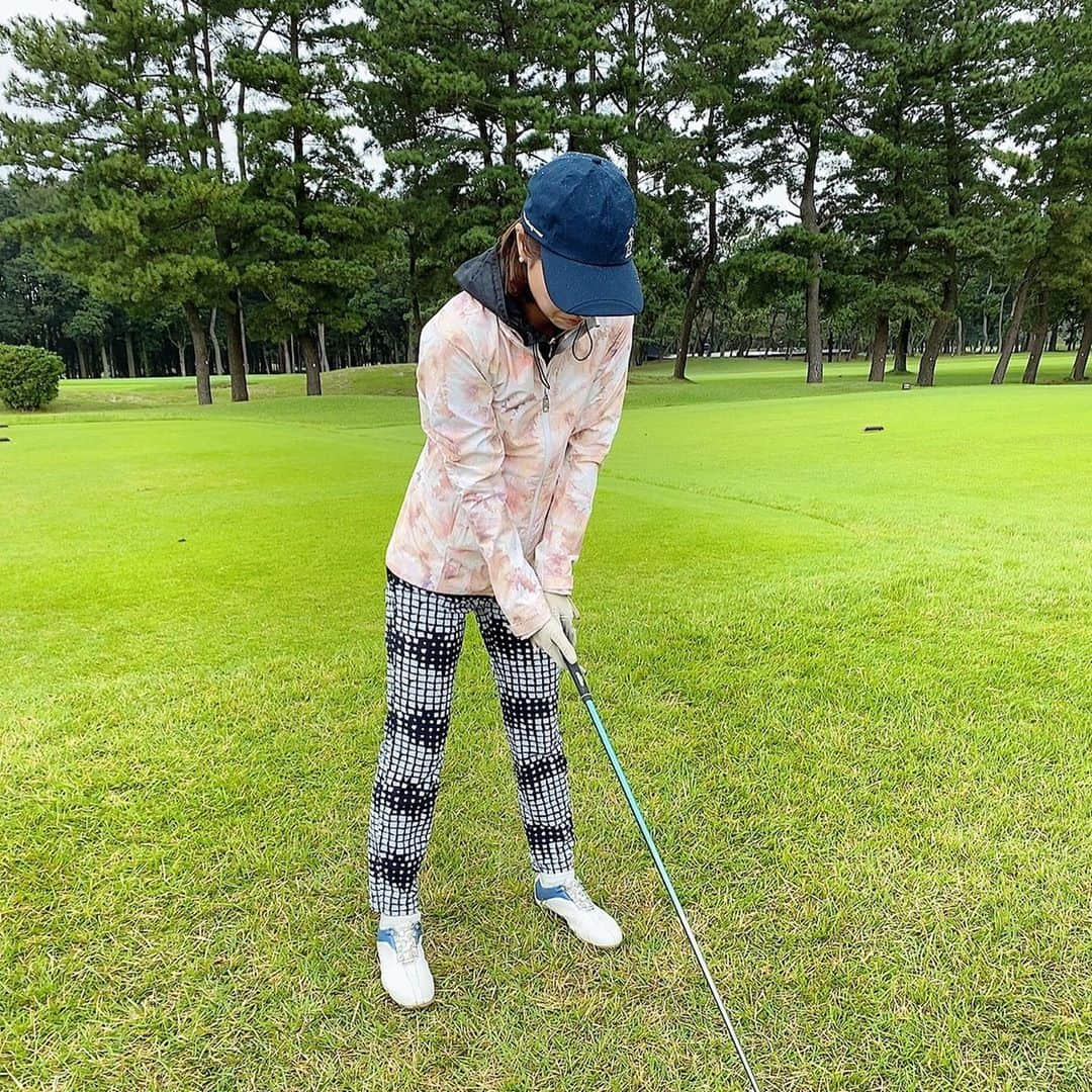 サブさんのインスタグラム写真 - (サブInstagram)「久しぶりの親友とのラウンド⛳️  ゴルフにおいてかなりアップダウンの激しい私はいつもこの人に心配ばかりかけてます😅 今回は覚醒したドライバーショットを見せられて本当に良かった😁🌈  ２枚… それにしても、まい先生のアイアンはエグいくらいピンの方行きますね🙀  ３枚目… まい先生『私は入ったか？入ってないか？くらいの…』って言ってますけど、 入ってませんよ〜🤣🤣🤣ボール丸見えだったじゃん🤣 朝イチ見たら柄on柄のウェア着てるし、ちょいちょい面白い人です🤣  私は晴れ女パワーを信じてレイン持って行かなかったけど、結局まいちゃんのレイン借りましてん🥺ありがとう💕  #ゴルフ #ゴルフウェア  #ゴルフスイング  #雨ゴルフ #レッスンプロ #アイアン上手すぎ  #golf #golfstagram  #golfswing  #golfgirl  #golfwear」10月17日 14時35分 - sabu_golf