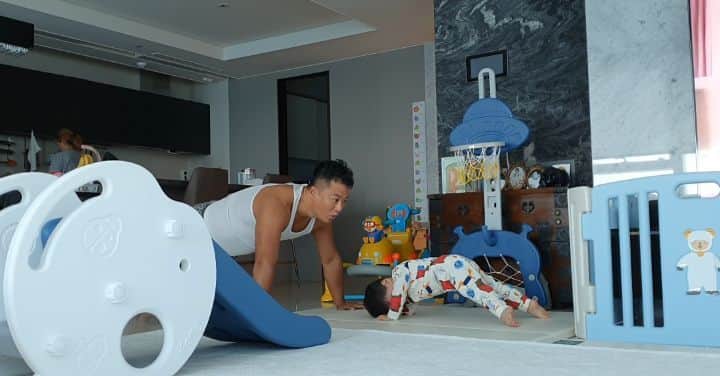 ミン・ヨンウォンのインスタグラム：「체육인을 낳은걸까요???🤸‍♂️🏋‍♂️🤾‍♂️⛹‍♂️🏄‍♂️ . 초반영상 못담은게 아쉽네요. 민서가 따라해서 진짜 깜놀했어요. . 민서야.....엎드려뻗쳐하는 아기가 웬말이니..... . 어제 짐보리에서 어려운 터널오르고내리고 계속해서 흠칫놀라고 . 오늘또.. . 첫아기는 매일이 감격과 감동인듯요 . ㅎㅎㅎ . 평온한 주말 보내세용 ❤🧡💛 . . . 운동하는 부자🥰🥰 #아빠와아들 #부산댁 #서울댁 #먹방 #푸드파이터#먹방요정  #사랑해  #육아일기 #신혼일기 #육아맘 #육아소통 #일상 #소통 #맞팔 #데일리 #황금돼지띠아들 #베이비스타그램  #babyboy #family #❤」