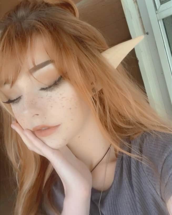 Nicole Eevee Davisのインスタグラム：「I haven’t taken actual photos in so long, all I have to offer are a buttload of random snaps and mediocre story posts on here lol 🍂 BUT working on an actual shoot with @devon.blake.kaplan again this week so I’ll finally have postable material soon ;-; ♡ hope you’re all holding up healthily and in good spirits lately because mannnn this year has been the absolute worst and a little positivity throughout the day goes a long way. ( and ignore my crooked lash lol I should have evened it out with liner but I was being lazy)」