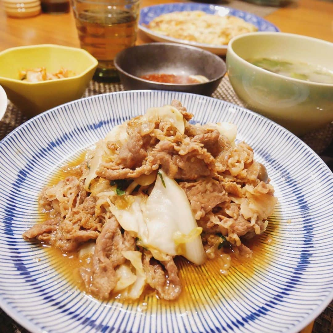 本田朋子さんのインスタグラム写真 - (本田朋子Instagram)「昨夜は村上牛の焼肉タレ炒め。 チヂミは野菜や海鮮もりもり。 主人にごはんを装って〜と頼み、私は少なめで…とリクエストしたら😛😂  #新潟 #村上牛 #チヂミ #KALDIで買ったチヂミ粉 #試合前は牛肉と炭水化物しっかりと」10月17日 14時41分 - tomoko_honda_official_phonics