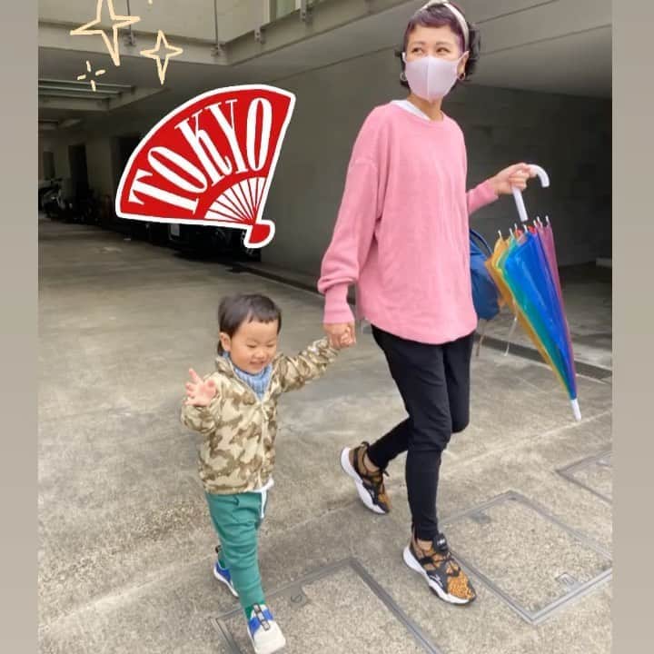 のインスタグラム：「先日の写真。新作のニットですコットン&アクリルニットなので年中使えます✨　写真にリンクはりましたので、良かったらぜひー💛  ※私と息子のシューズはナイキ。今日の息子のコーデもナイキもオンラインストアではお取り扱いはございません。🙇‍♀️  【森本容子セレクト オンラインストア】http://ymdo.tokyo ※新作お知らせから発売開始時間までも【在庫切れ】と表示されておりますので注意ください。  ※商品のお問い合わせ、質問はオンラインストアへお願い致します。  @kariangofficial @ymdoshop @bankertokyo @yocomorimoto #bankertokyo #ymdoshop #kariang #tokyo #denim #japanmade #カリアング#レディスウェア#今日のコーデ#カットソー#コーディネート#森本容子#キッズウエア #マタニティウエア #マタニティ#マタニティコーデ #がんばれ高齢出産 #fashion #yocomorimoto  #1歳 #40代　#kmrii @kmrii_online @kmrii_official」