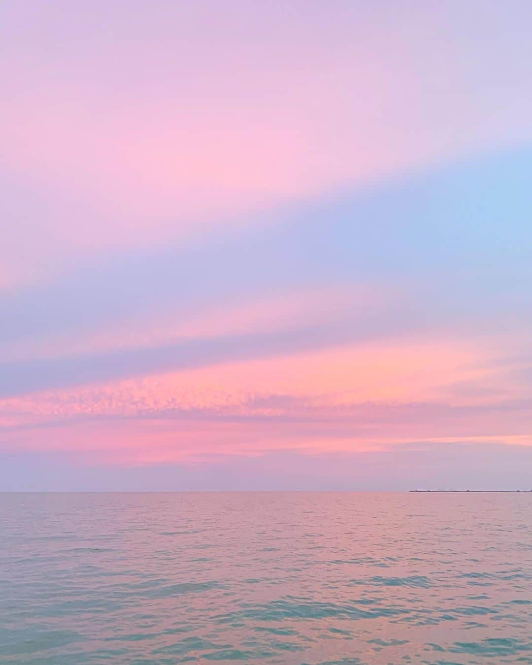 松本未夢さんのインスタグラム写真 - (松本未夢Instagram)「ひろーい空と海を見てたら . . 自分がものすごく小さく感じて . . そんな小さい自分の中で怪物のように大きくなっていた感情は . . もっともっと小さく感じた🤣💕 . . . うーん。俯瞰って本当に大事🧚🏻‍♀️✨ . . . #มิมุ #ไม่ใช่มุมมิ #คนญี่ปุ่น #เที่ยวไทย #ทะเล #Mimu #thailand #resort #trip #tripgram #travels #huahin #chaam #beach #beachlife #lovethailand #タイ #ホアヒン #チャアム #リゾート #ホテル #旅行 #タイ大好き #南国リゾート #海 #久しぶりの旅行」10月17日 14時45分 - miiimuuu_chan