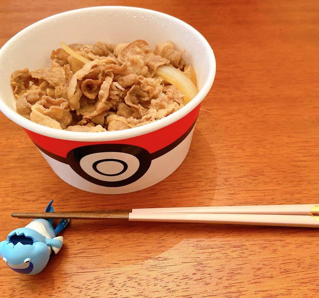 御影倫代のインスタグラム：「今日はポケ丼！ウオチルドンてやつが出た。箸置きにします。 #ポケ丼 #ウオチルドン」