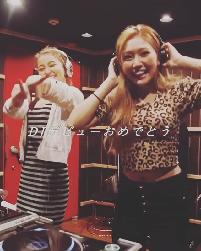 CYBERJAPAN Staffのインスタグラム：「今夜いよいよ正式DJデビュー at @bijou_fukuoka 福岡‼️㊗️👏   @watanabekazue with @watanabekanae より:  今日やっと正式に DJ デビューさせていただけることになり、練習を始めて約一年かかったんですが、DJ を教えてくれてたしょうたさんが一年前から練習を始めた頃からこっそり撮っててくれたサプライズ動画を昨日、プレゼントしてくださいました😭😭😭✨  『明日頑張ってくださいね！二人ならきっと大丈夫ですよ』と言ってお見送りしてくれました ずっと一年見守ってきてくれました🎧 姉妹でこれ見て泣きました😢 （最後のさりげなく3ショットの笑顔なはっぴーにもご注目🐶笑）  今日の福岡、必ず成功させます‼️‼️ みんなで盛り上がりましょうね‼️‼️ 楽しみましょう😍💪 姉妹は燃えてます🔥  新しい挑戦をさせてもらえる環境と、支えてくれた周りの人に感謝を忘れずに これ見てがんばるへー！！╰(*´︶`*)╯  『きっと大丈夫』 しょうた先生ありがとうございます！！！✊😭✨ 🎥 @shotrok @djshotamusic  #cyberjapan #サイバージャパン #DJ渡辺シスターズ」