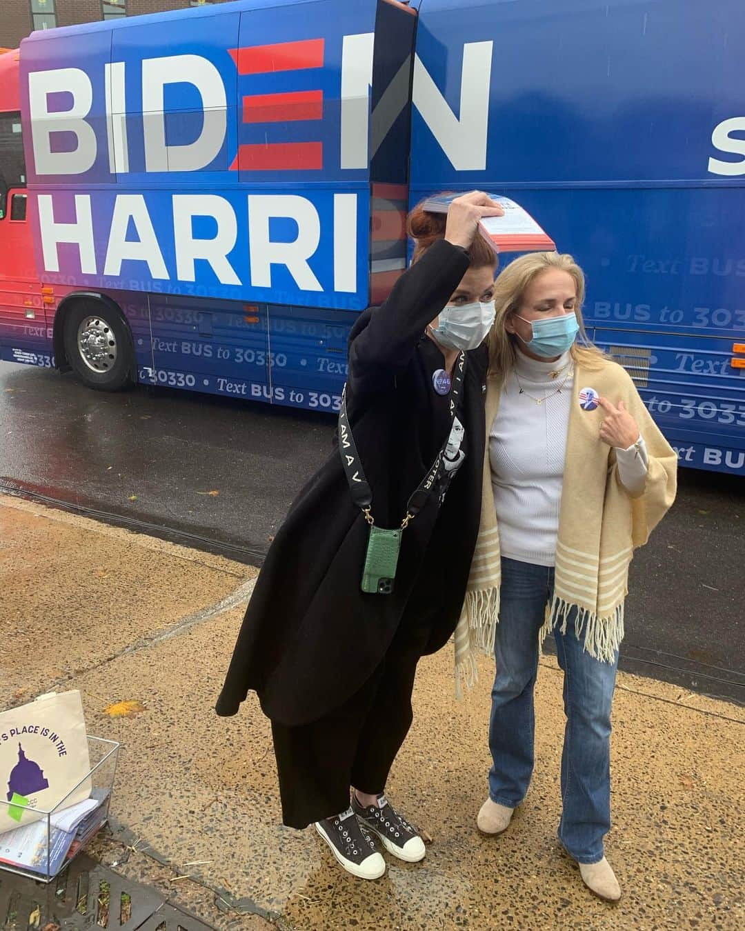 デブラ・メッシングさんのインスタグラム写真 - (デブラ・メッシングInstagram)「PENNSYLVANIA!!! What an amazing day!! I travelled down to Montgomery County where I reunited with Congresswoman Madeleine Dean of #PA4.  We did an InstaLive and then went out into the rain and spoke to campaign volunteers and  local lookie lous.  It was so gratifying. Even with social distancing it still felt good to connect with people who are energized and excited about a future with President @joebiden and Vice President @kamalaharris. Even the rain couldn’t dampen our spirits.  Then we were off to Chester County where I met Chrissy Houlihan, the Congresswoman from #PA6. We gathered with some lovely folks in a beautiful park. The grass was wet, the leaves already turning golden and copper hues. Masked parents showing their support for Biden, Harris and local hero Chrissy Houlihan had their little kiddos with them and it felt so beautifully neighborly. I even met the local mayor! It was wonderful.   Going to #PA before an election has become a tradition for me. I was there 4 years ago and toured in the bus with Governor Rendell. We were on ANOTHER bus together in 2008, the night before President Obama and Vice President Biden were elected. Joe Biden gave his last big speech late in the night in front of a huge crowd. And then, in the tent afterwards, I met Joe for the first time. I was a fan then. My belief in him as a leader, and my admiration for his heart have only grown over the years. It really is a privilege to be a part of such an awesome civic effort. It always fills me with such Hope and gratitude for our humanity.   Pennsylvania, thank you for always being so welcoming. And remember, the last day to #register is:   *This Monday Oct 19.*  🇺🇸EARLY VOTING HAS BEGUN!🎉 🇺🇸Vote By Mail ballots can be dropped off at your local election office, dropped into an official DROPBOX, or if you want to put in the mail, just do it as soon as possible.   And finally— don’t forget! A vote by mail ballot MUST be put into the smaller secrecy envelope first, THEN into the larger mailing envelope. And be sure to sign and date the back of the envelope. If you don’t, your vote won’t count.   You have so many options! Just pick what feels best for you!  #Biden」10月17日 14時54分 - therealdebramessing