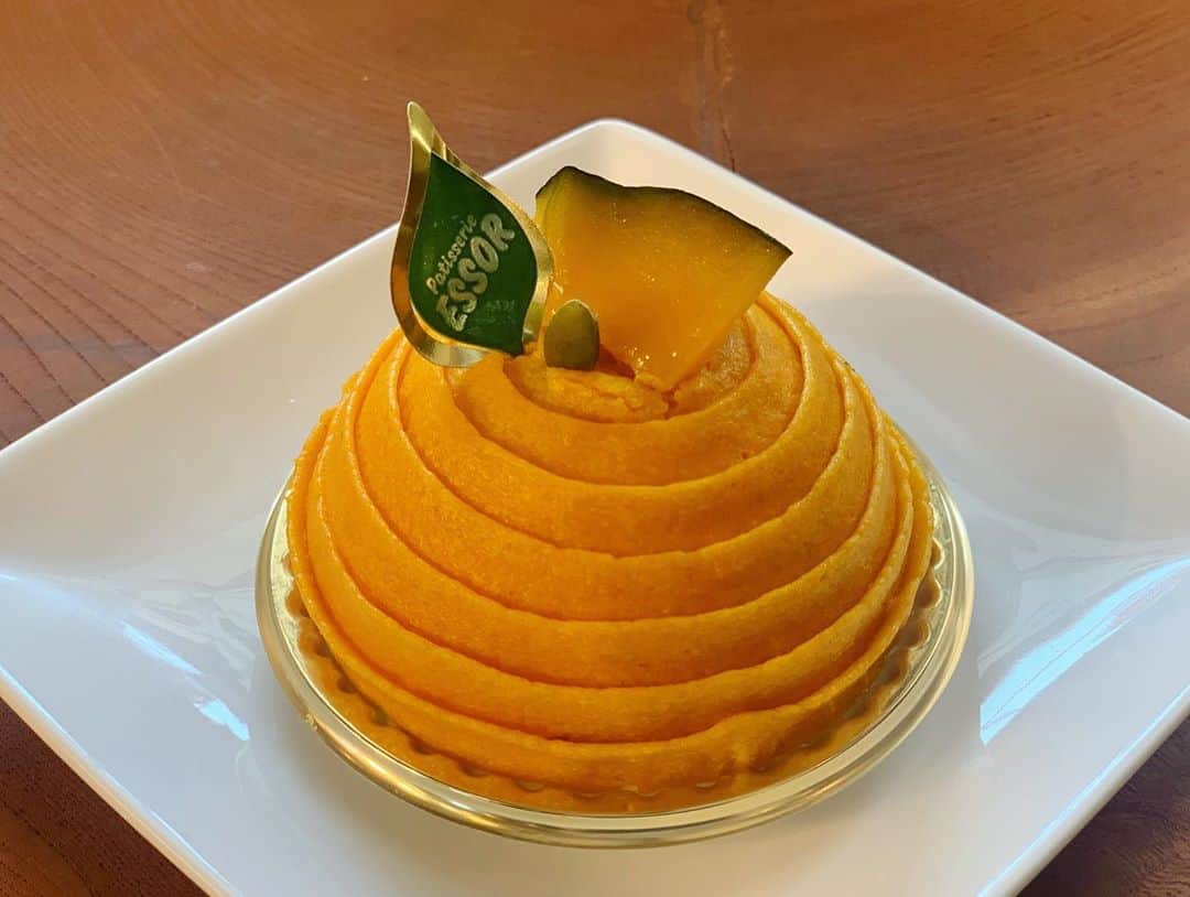 山崎聡子さんのインスタグラム写真 - (山崎聡子Instagram)「#ふくしまjチャン フクミミのコーナーで 秋に楽しめる絶品スイーツをご紹介しました🍰🎃🍷  最初にご紹介したのは、パティスリーエソール。  見た目も美しいケーキの数々は、ムースや果物、クリームなどが何層にもなっていて感動の美味しさでした…😳  #二本松市 #二本松グルメ #岳温泉 #パティスリーエソール #秋の味覚 #ケーキ #エソール #カボチャ #モンブラン #四角いシュークリーム #シャインマスカット#タルト #市川勝典 #シェフ #本当に美味しかったです🥺」10月17日 15時08分 - 310puu