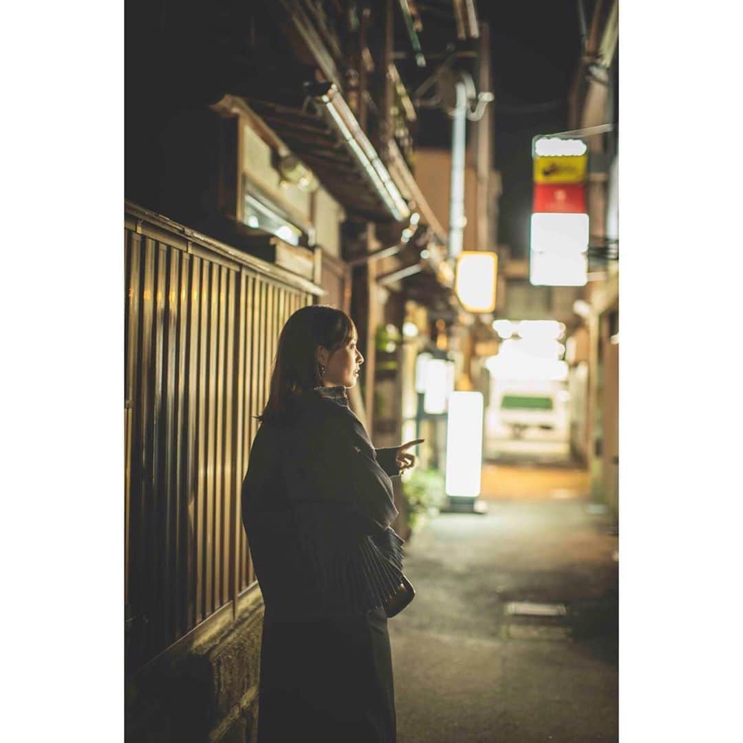 西島まどかさんのインスタグラム写真 - (西島まどかInstagram)「今日は寒い。身体を縮こめながら歩いた先のオレンジ色した光に吸い込まれがち。  どちらかというと寒い方が元気になるのですが、こうも急だと困りますね。 自宅であったかくして、よる6時からは夕焼け酒場ぜひご覧下さいませ🏮  写真は去年の秋、友人との新潟旅行にて。 今日の放送内容と関係あるわけではありません。 📷 by @yokonakata_ph   #bstbs #夕焼け酒場 毎週土曜よる6時から  写真は #新潟#新潟旅行#新潟旅 #新潟観光#新潟グルメ#新潟居酒屋 #古町#古町めぐり#古町居酒屋」10月17日 15時09分 - nishijima_madoka