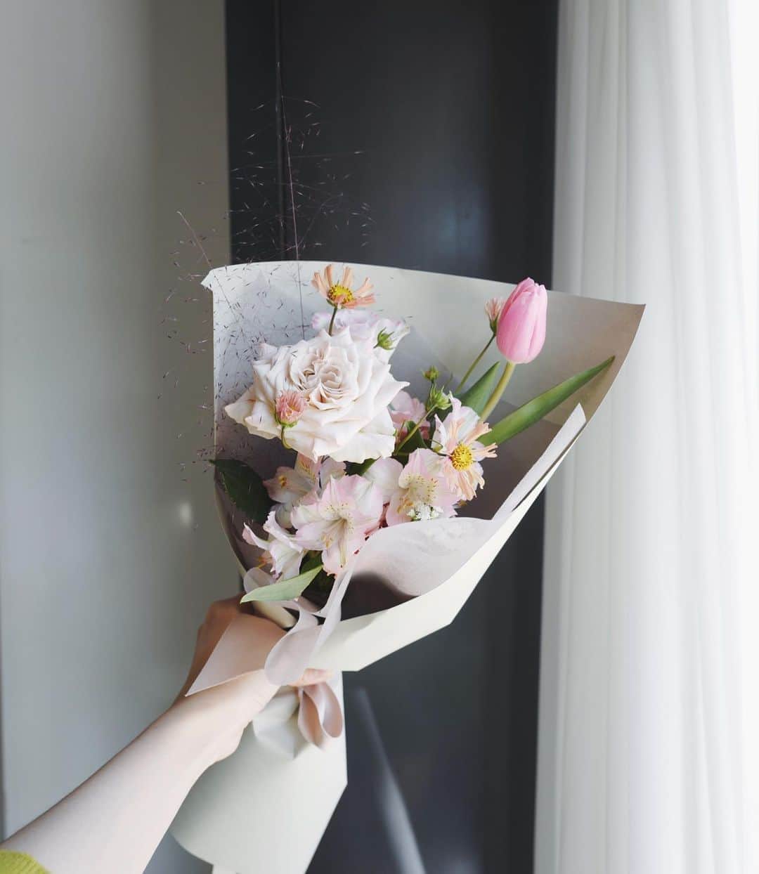 JF flower Shopさんのインスタグラム写真 - (JF flower ShopInstagram)「Jf flower shop  . . . .#2020jfflowershop #jfflowershop #flower #florist #floral #flowerlesson #koreanflorist #flowerstagram  #koreanflower  #웨딩부케 #플로리스트 #플로리스트수업 #플라워레슨#핸드타이드  #범계플라워레슨 #안양웨딩 #플라워레슨 #꽃꽂이수업 #안양꽃집 #범계꽃집 #평촌꽃집 #과천꽃집 #인덕원꽃집 #동편마을꽃집 #포일동꽃집 #내손동꽃집  #의왕꽃집 #花#花艺设计」10月17日 15時03分 - jfflowershop