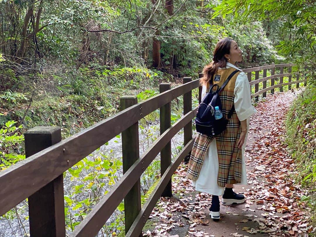 坪井保菜美さんのインスタグラム写真 - (坪井保菜美Instagram)「🍂自然といつもコーデが揃う  ほっちは男で、 ゆずちゃんは女。  #秋色 #ベージュ #親友  #カップル #旅行 #アルカリ性」10月17日 15時04分 - honamitsuboi