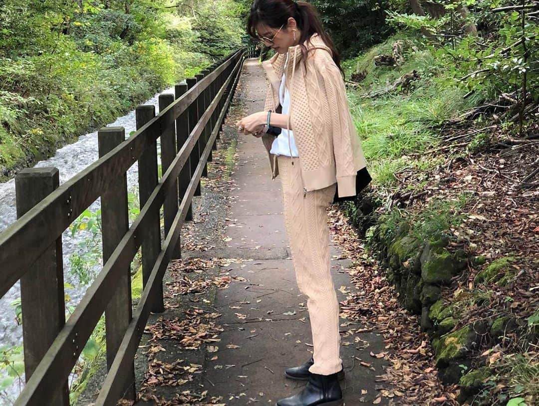 坪井保菜美さんのインスタグラム写真 - (坪井保菜美Instagram)「🍂自然といつもコーデが揃う  ほっちは男で、 ゆずちゃんは女。  #秋色 #ベージュ #親友  #カップル #旅行 #アルカリ性」10月17日 15時04分 - honamitsuboi