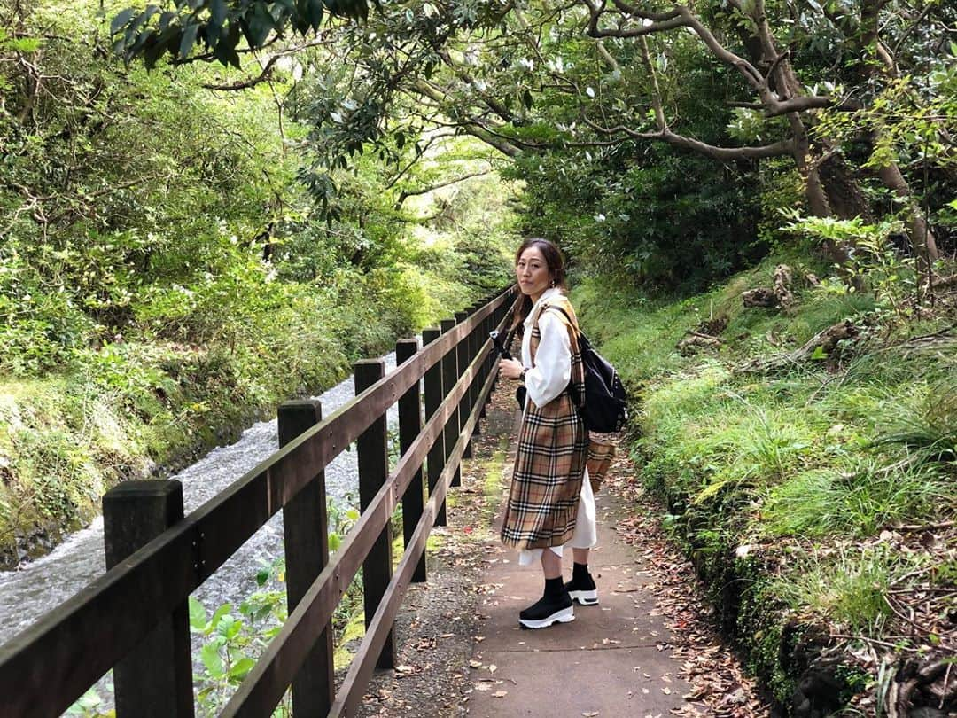 坪井保菜美さんのインスタグラム写真 - (坪井保菜美Instagram)「🍂自然といつもコーデが揃う  ほっちは男で、 ゆずちゃんは女。  #秋色 #ベージュ #親友  #カップル #旅行 #アルカリ性」10月17日 15時04分 - honamitsuboi