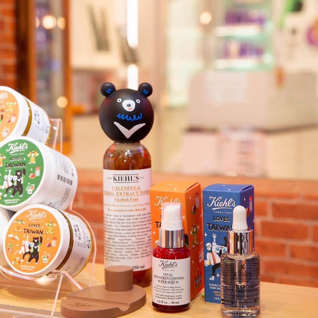 チャン・チュンニンさんのインスタグラム写真 - (チャン・チュンニンInstagram)「每年Kiehl’s 都會定期推出 Loves Taiwan的活動 今年是把台灣黑熊結合台灣文化！超級可愛到爆炸 能把熊畫的這麼可愛也只有他們 ！ • 另外也感受到Kiehl’s 超愛台灣啊！（我也很愛他們🤍趁機告白）除了系列商品之外這次還推出了  「人情味商店 」• 10/16-11/8 在新光三越A11 • 都可以感受到滿滿人情味 ，跟復古柑仔店的氛圍 有拍不完的照片區以及拿不完的贈品 ，超好康！ • 重點來了！ 也能做愛心 10/16-10/18捐出100元 活動結束後會統一捐到「台灣黑熊保育協會」就可以在現場隨機抽三樣旅行瓶 ，真的好愛現場那隻大黑熊存錢筒好想抱走 • 結束後也可以去旁邊 Kiehl’s Coffee House 享用一下 ，為了這次活動推出的限定餐點 美式控肉起士刈包、美式厚芋泥布丁刈包， 焦糖海鹽花生奶昔、大甲芋頭紫薯奶昔  超級愛那個起司刈包，中西結合的感覺 超好吃噠 ☺︎ · 去完活動後的感覺像是去玩遊樂會一樣  能感受到品牌的用心🧡💛  總而言之 假日又多了一個好去處 · ·  #契爾氏#最有愛心的保養品牌#契爾氏人情味商店#保育黑熊做公益#2020潮台味限量設計 photography @d_pan_ny」10月17日 15時05分 - jiechang_