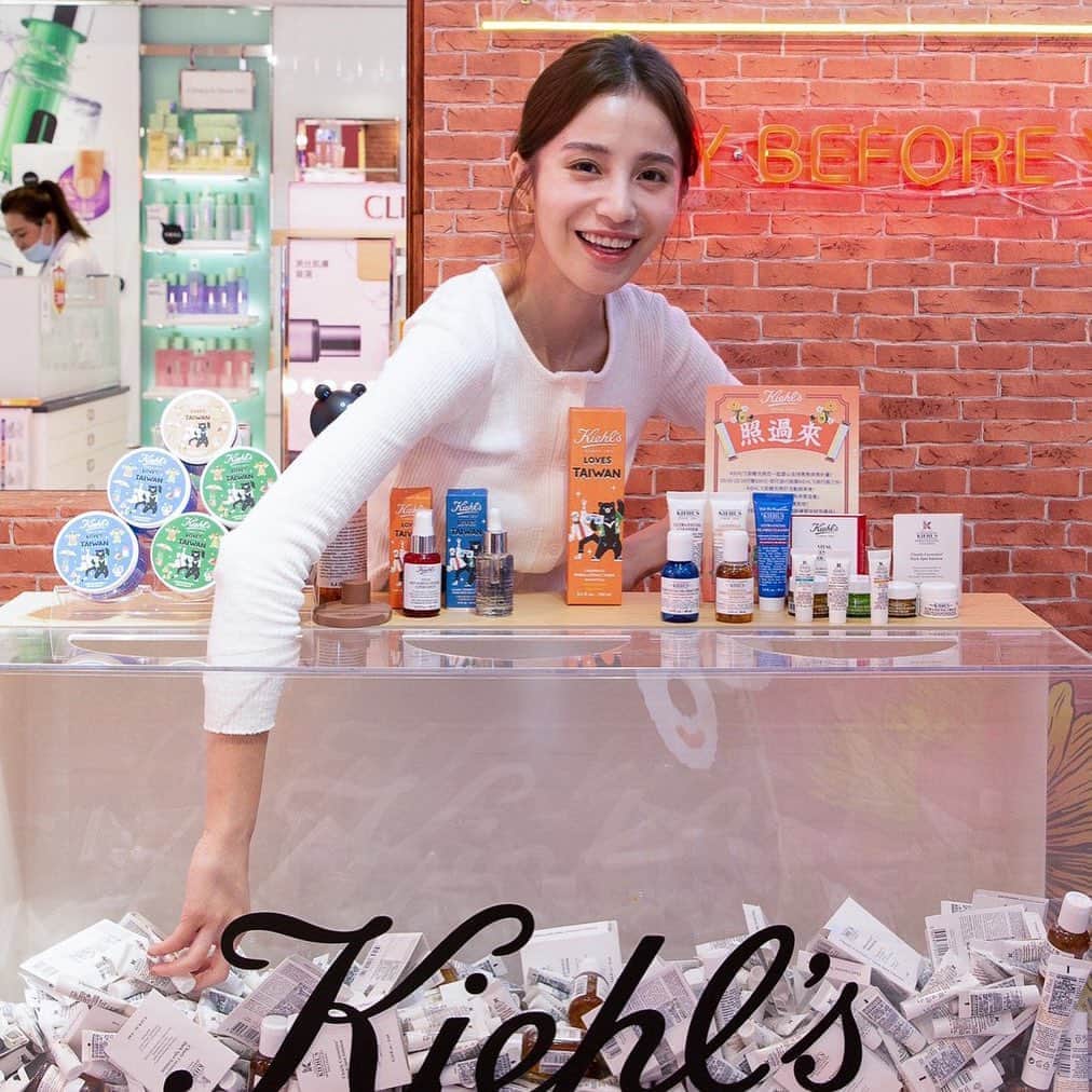 チャン・チュンニンさんのインスタグラム写真 - (チャン・チュンニンInstagram)「每年Kiehl’s 都會定期推出 Loves Taiwan的活動 今年是把台灣黑熊結合台灣文化！超級可愛到爆炸 能把熊畫的這麼可愛也只有他們 ！ • 另外也感受到Kiehl’s 超愛台灣啊！（我也很愛他們🤍趁機告白）除了系列商品之外這次還推出了  「人情味商店 」• 10/16-11/8 在新光三越A11 • 都可以感受到滿滿人情味 ，跟復古柑仔店的氛圍 有拍不完的照片區以及拿不完的贈品 ，超好康！ • 重點來了！ 也能做愛心 10/16-10/18捐出100元 活動結束後會統一捐到「台灣黑熊保育協會」就可以在現場隨機抽三樣旅行瓶 ，真的好愛現場那隻大黑熊存錢筒好想抱走 • 結束後也可以去旁邊 Kiehl’s Coffee House 享用一下 ，為了這次活動推出的限定餐點 美式控肉起士刈包、美式厚芋泥布丁刈包， 焦糖海鹽花生奶昔、大甲芋頭紫薯奶昔  超級愛那個起司刈包，中西結合的感覺 超好吃噠 ☺︎ · 去完活動後的感覺像是去玩遊樂會一樣  能感受到品牌的用心🧡💛  總而言之 假日又多了一個好去處 · ·  #契爾氏#最有愛心的保養品牌#契爾氏人情味商店#保育黑熊做公益#2020潮台味限量設計 photography @d_pan_ny」10月17日 15時05分 - jiechang_