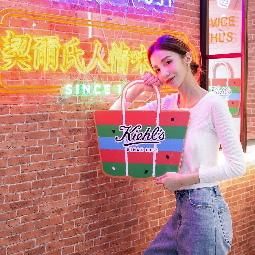 チャン・チュンニンのインスタグラム：「每年Kiehl’s 都會定期推出 Loves Taiwan的活動 今年是把台灣黑熊結合台灣文化！超級可愛到爆炸 能把熊畫的這麼可愛也只有他們 ！ • 另外也感受到Kiehl’s 超愛台灣啊！（我也很愛他們🤍趁機告白）除了系列商品之外這次還推出了  「人情味商店 」• 10/16-11/8 在新光三越A11 • 都可以感受到滿滿人情味 ，跟復古柑仔店的氛圍 有拍不完的照片區以及拿不完的贈品 ，超好康！ • 重點來了！ 也能做愛心 10/16-10/18捐出100元 活動結束後會統一捐到「台灣黑熊保育協會」就可以在現場隨機抽三樣旅行瓶 ，真的好愛現場那隻大黑熊存錢筒好想抱走 • 結束後也可以去旁邊 Kiehl’s Coffee House 享用一下 ，為了這次活動推出的限定餐點 美式控肉起士刈包、美式厚芋泥布丁刈包， 焦糖海鹽花生奶昔、大甲芋頭紫薯奶昔  超級愛那個起司刈包，中西結合的感覺 超好吃噠 ☺︎ · 去完活動後的感覺像是去玩遊樂會一樣  能感受到品牌的用心🧡💛  總而言之 假日又多了一個好去處 · ·  #契爾氏#最有愛心的保養品牌#契爾氏人情味商店#保育黑熊做公益#2020潮台味限量設計 photography @d_pan_ny」