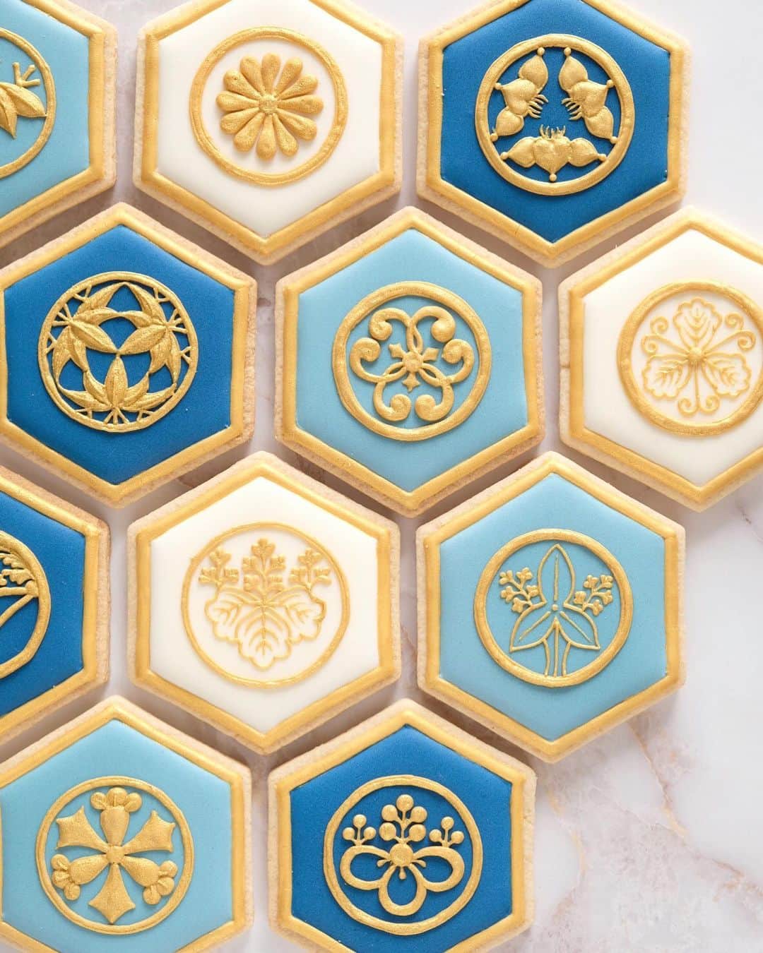 KUNIKAのインスタグラム：「Japanese family emblem cookies ❃﻿ ﻿ タイルのWood frameをご注文してくださった皆様、本日無事に納品されましたので、19日までに発送いたします。﻿ 大変お待たせいたしました🙇‍♂️﻿ ﻿ #artofkunika」