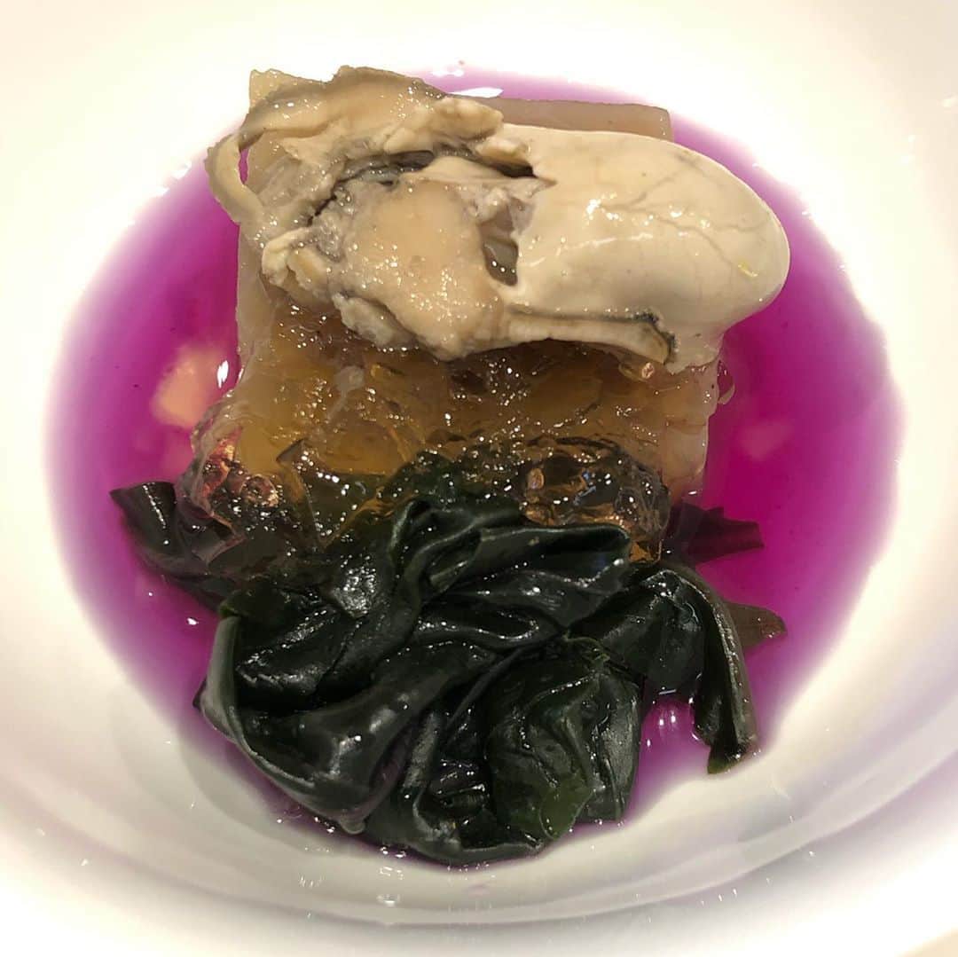 のインスタグラム：「パパ誕生日当日、私のプランなのでもちろん食い倒れ！（笑）  昼は先日行ってハマった蕎麦懐石　義　へ！！  蕎麦好きの我が家。  ここのお蕎麦、ほんと毎日食べたい(≧∀≦)  1品料理もセンスが良くて、いくらでも食べれちゃうよ〜(o^^o)  パパは、ビートルズの曲を聴いて熟成させてるという日本酒も飲んで( ^ω^ )  昼からいい時間ですな〜(о´∀`о)  #蕎麦懐石義#蕎麦#蕎麦好き#お気に入り#毎日食べたい#誕生日#誕生日プレート」