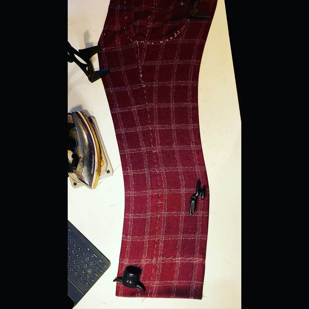 信國太志のインスタグラム：「I have strange weights help me to shape trousers. #trousers #trousersmaker #bespoketailor」