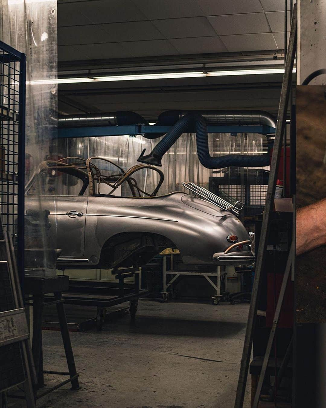 Porscheさんのインスタグラム写真 - (PorscheInstagram)「Each oil change, every lick of paint, each stitch – Porsche Classic Factory Restoration pore over every inch, right down to the smallest details. Follow the link in bio to find out more about our service and restoration facility in Stuttgart.」10月17日 15時13分 - porsche