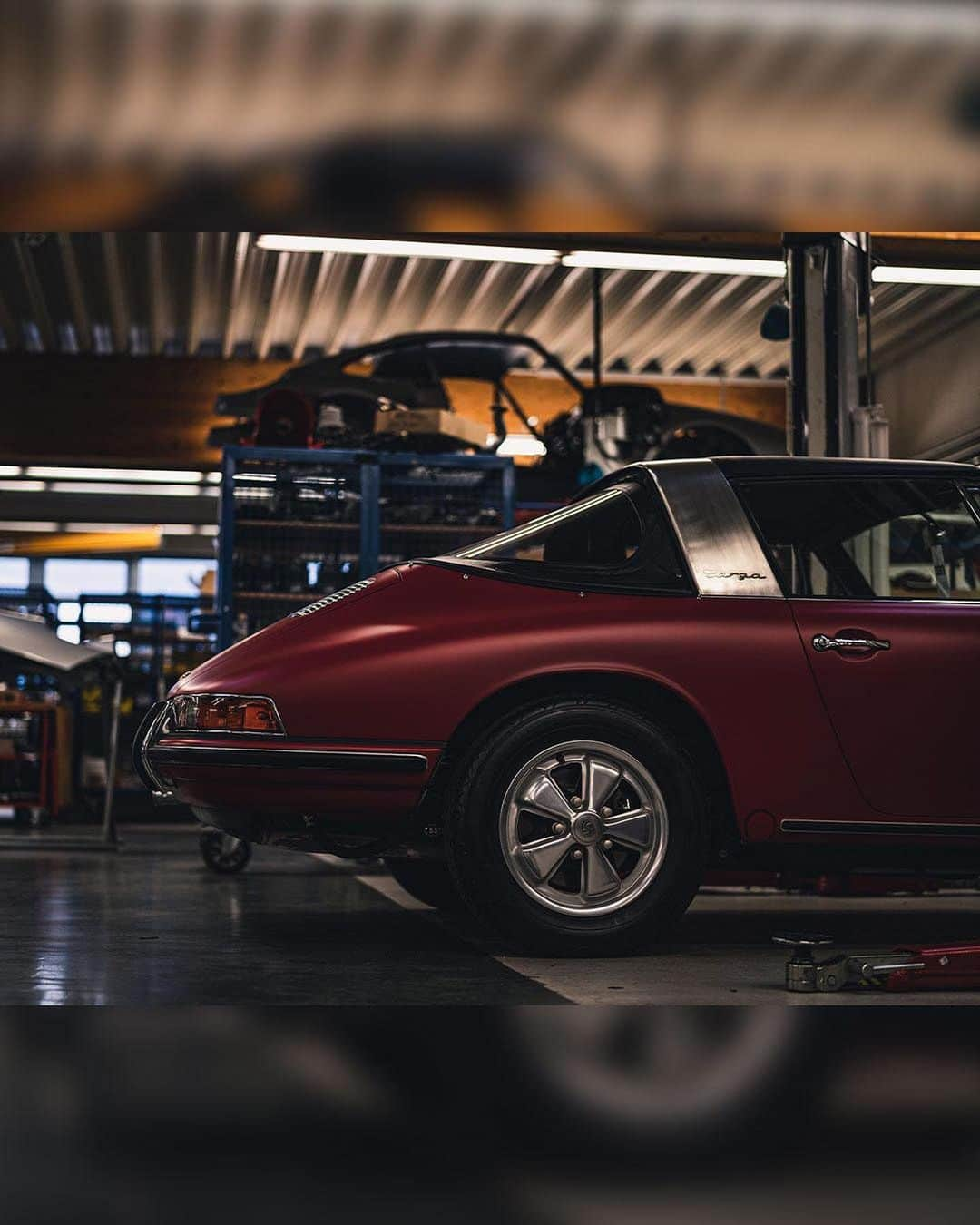 Porscheさんのインスタグラム写真 - (PorscheInstagram)「Each oil change, every lick of paint, each stitch – Porsche Classic Factory Restoration pore over every inch, right down to the smallest details. Follow the link in bio to find out more about our service and restoration facility in Stuttgart.」10月17日 15時13分 - porsche