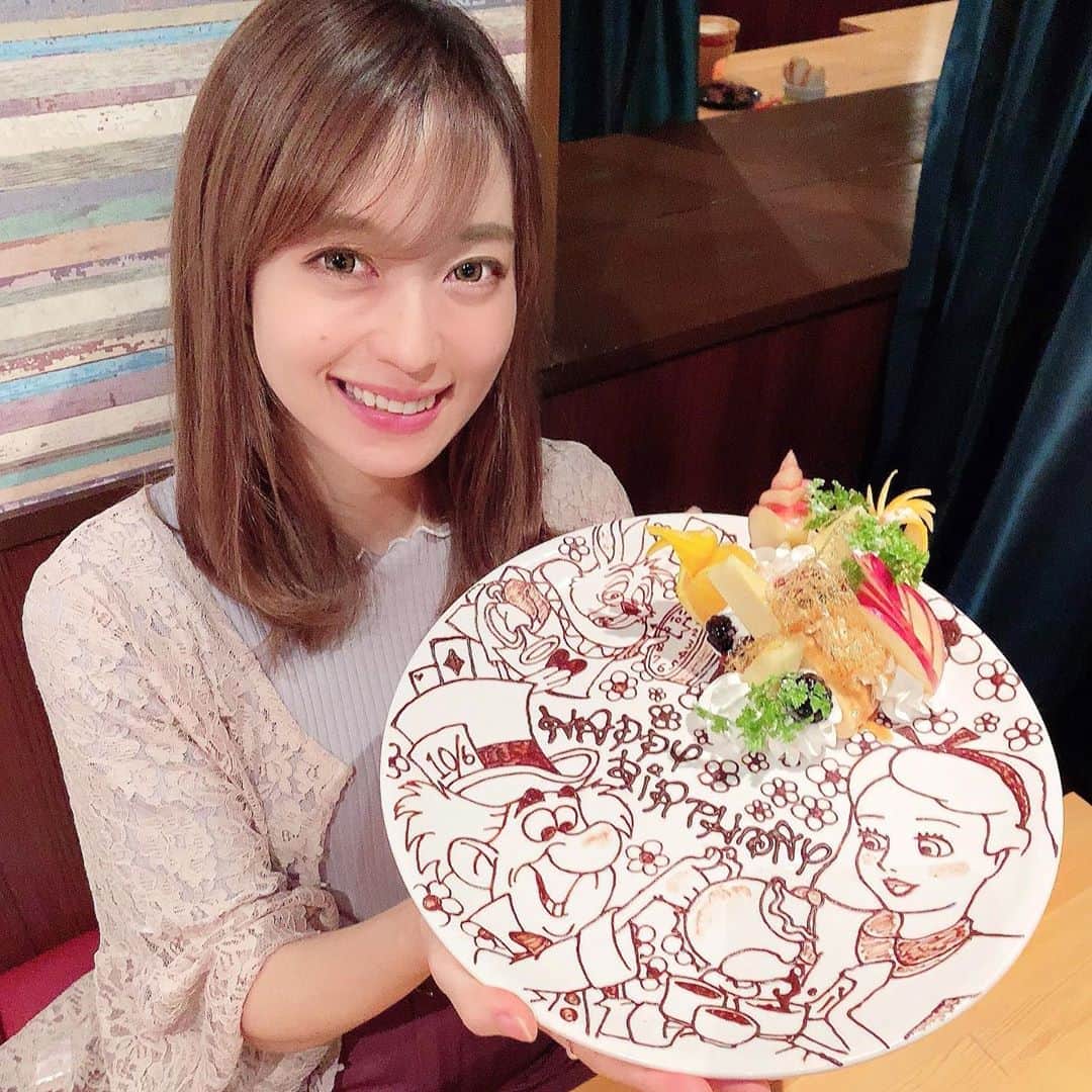 のインスタグラム：「この前取材でお邪魔したお店❤ @toricomeat.kyobashi  食べ放題で黒毛和牛が食べられるお店なの💕 先に言っておく。めちゃくちゃおススメ。笑 . . ここはとにかくメニューが豊富で！ お肉、魚、野菜、チーズフォンデュ、ピザと めちゃくちゃ幅広く楽しめるの！ しかもお肉のメニューも豊富だから 欲張ってお肉だけいろいろ注文してたら すぐお腹いっぱいになっちゃうよ🤫❤笑 （いろいろ満遍なく食べるのがおすすめ！あ、黒毛和牛はマストでw🙆‍♀️ . ピザは毎日自家製でこねてるらしくて 生地ももちもちだし 黒毛和牛は柔らかくて味があって 食べ放題メニュー入ってるのが不思議なくらい美味しい。笑 . . そーしてここのおすすめがもう一つ！ 誕生日プレートも注文できて 希望のアートにしてくれるんだけど その絵がめちゃくちゃクオリティ高いから 記念日やお祝い事の時に使うと絶対喜ばれると思う！！💕 （出てきた時めちゃくちゃ感動して泣きそうやった笑 . . ほんまここ食べ放題のクオリティじゃない。笑 . #大阪肉バル#京橋グルメ#大阪グルメ　#京橋肉バル#トリコミート梅田店#食べ飲み放題#女子会#京橋女子会#誕生日祝い#サプライズ#大阪美食#京橋#肉バル#トリコミート #osaka#食べ放題#大阪観光#大阪旅行#黒毛和牛#肉好き#フォトジェ肉#ミディアムヘア#サプライズバースデー#サプライズケーキ#女子会#大阪女子会#グルメ女子#記念日プレート」