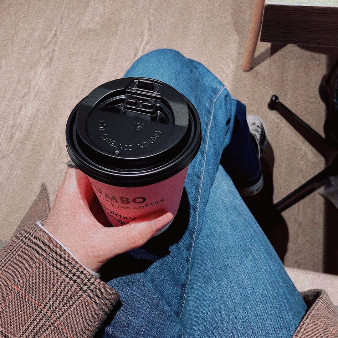 Arika Kuriharaのインスタグラム：「. cafe time☕️💭💭 . . Galaxy内にあるカフェにあった ドーナツんまっでした♡🍩 . #cafe #galaxy原宿 #bts」
