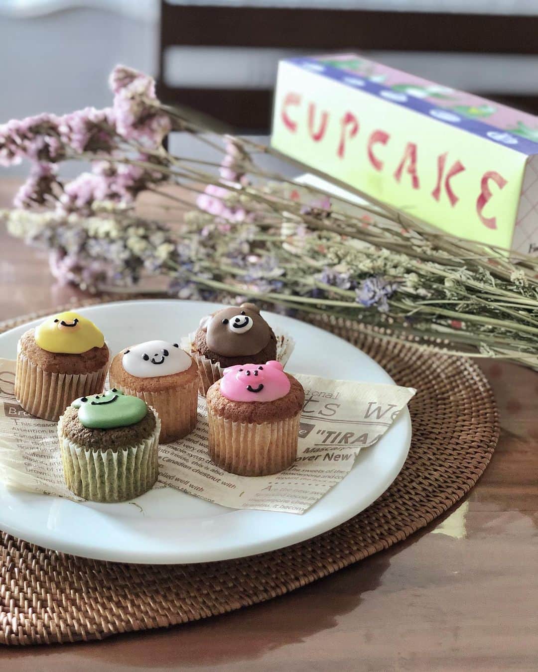 三佐和あやのインスタグラム：「キャラデコにきゅん💕なカップケーキ🧁﻿ ﻿ 10月限定のベイクドハロウィンもget🎃して親子でティータイム楽しみました✨✨ 東京のお土産に買ってきてもらったんだけど、オンラインでもハロウィンセットが10月1日から販売スタートしてるみたい😆 #フェアリーケーキフェア で調べてみてね🎊 ﻿  ﻿ ﻿ #キャラフード #キャラパン #キャラスイーツ #キャラ #大人可愛い#かわいい #可愛い女の子 #かわいい女の子 #女子力 #女子力アップ #女子力向上委員会 #ピンク#ピンク好き#スイーツ﻿」