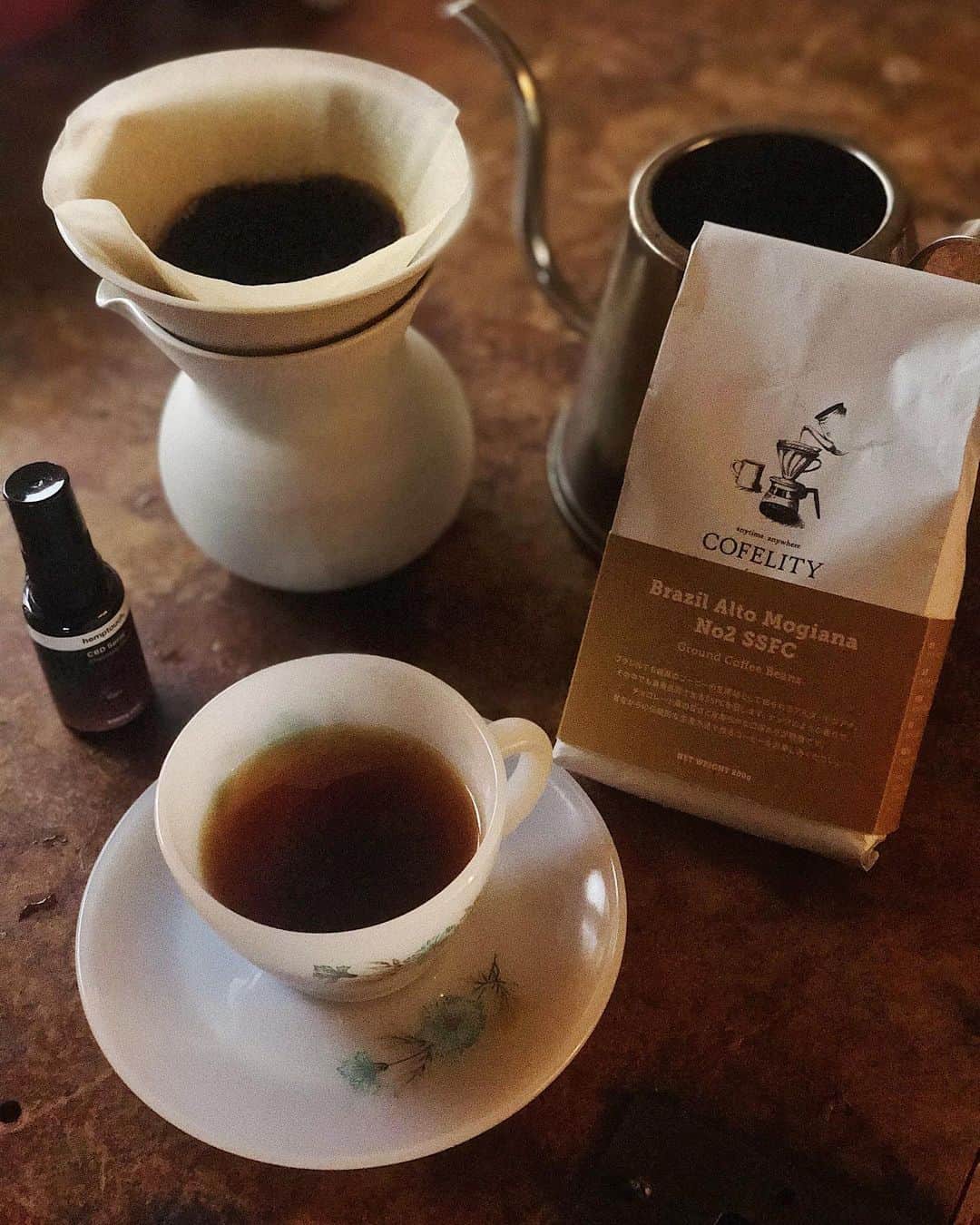 のインスタグラム：「降水確率100%の今日☔️ 家でコーヒーとCBDを。 ブラジルのアルタ・モジアナ産の豆を @mihoshi.coffee.roaster の向山さんが焙煎。 ナッツのような香ばしさ🥜 チョコレートのような甘み🍫 コーヒー美味しいなぁ @cofelity_official  ( @masaki__matsuda と @hana4 から いただいたもの。ありがとう🥰)  最近、家でゆっくりコーヒーを入れたり お茶を飲んだりできていなかった.. 今日の大雨はわたしを強制的に家に閉じ込めて 「そろそろ本気で引っ越しの梱包しなさいよっ」 と言ってる😂 ------------------------------------------------ #cofelity #mihoshicoffeeroaster #コーヒー #珈琲　 #coffee #coffeetime #coffeelover  #handdripcoffee #handdrip #cbd #cbdoil #hemptouch #fireking」