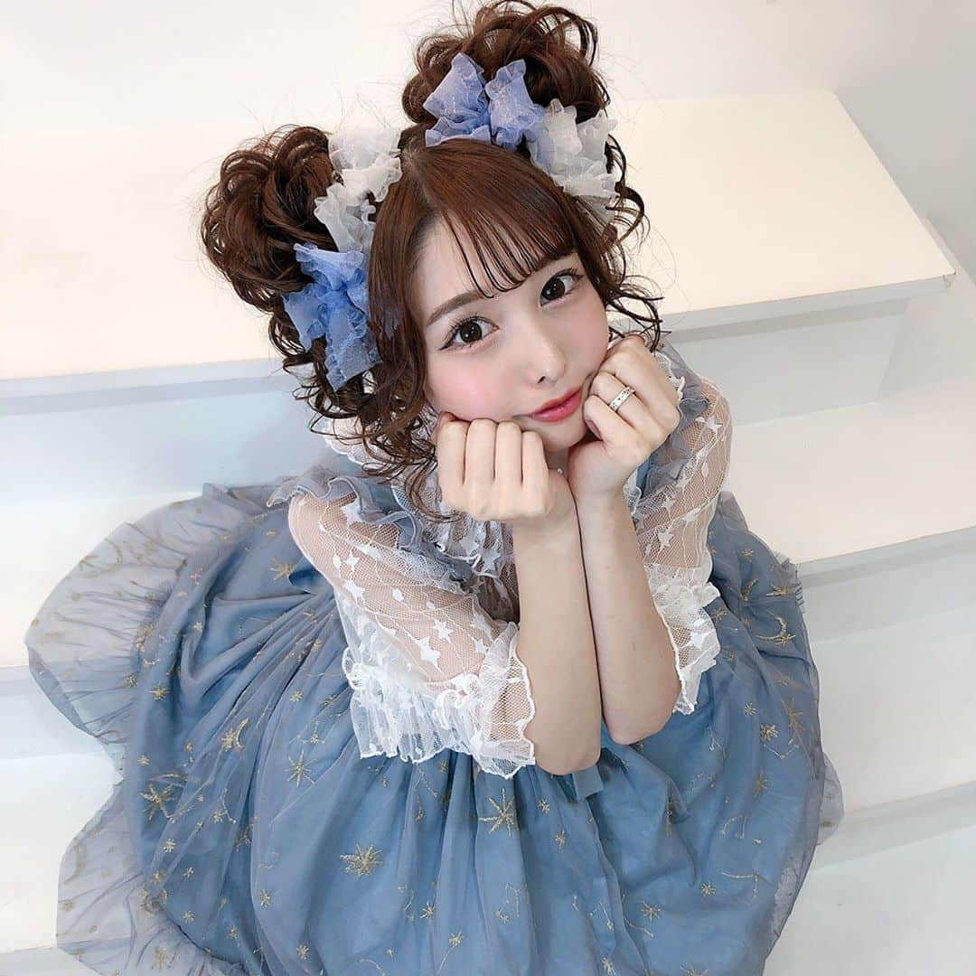 伊藤朱里のインスタグラム：「可愛すぎる撮影をしてました🧸💕🌷  青の服着てるの珍しいし、ここまでゴリゴリの女の子したの初めてで新鮮でした♥  #ヘアアレンジ#ロリータ #リボンアレンジ #ツインお団子」