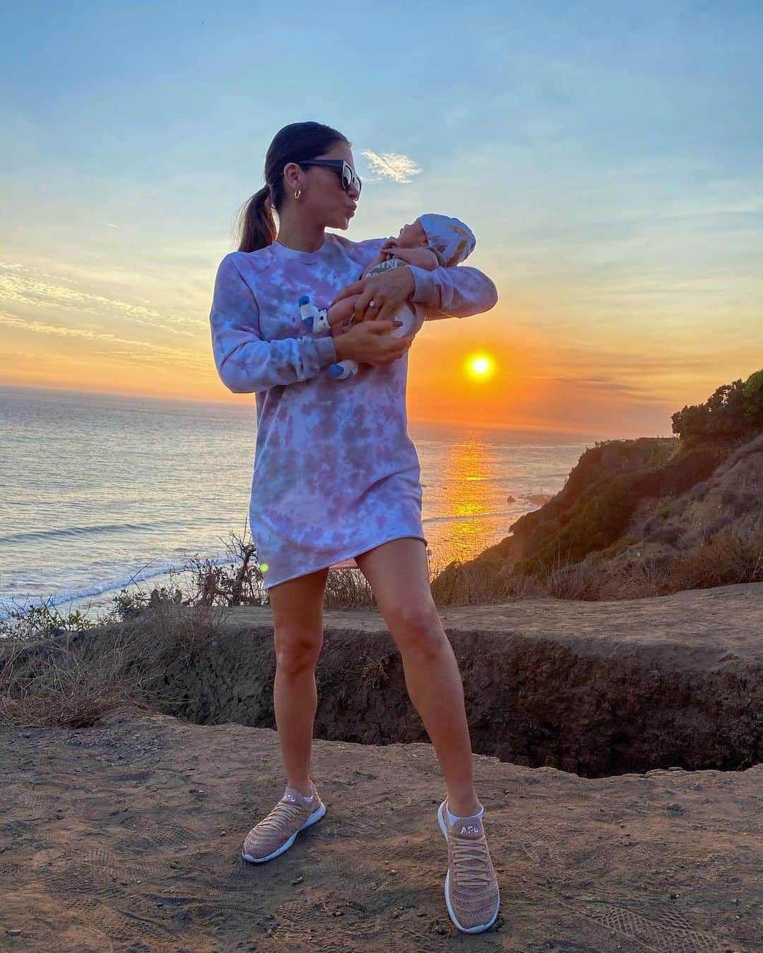 アリアニー・セレステさんのインスタグラム写真 - (アリアニー・セレステInstagram)「Happy #3weeksold to my sunshine. 🌅✨👶🏽 - Sweater dress @revolve @tularosalabel 💗 #revolveme #revolveu」10月18日 2時17分 - ariannyceleste