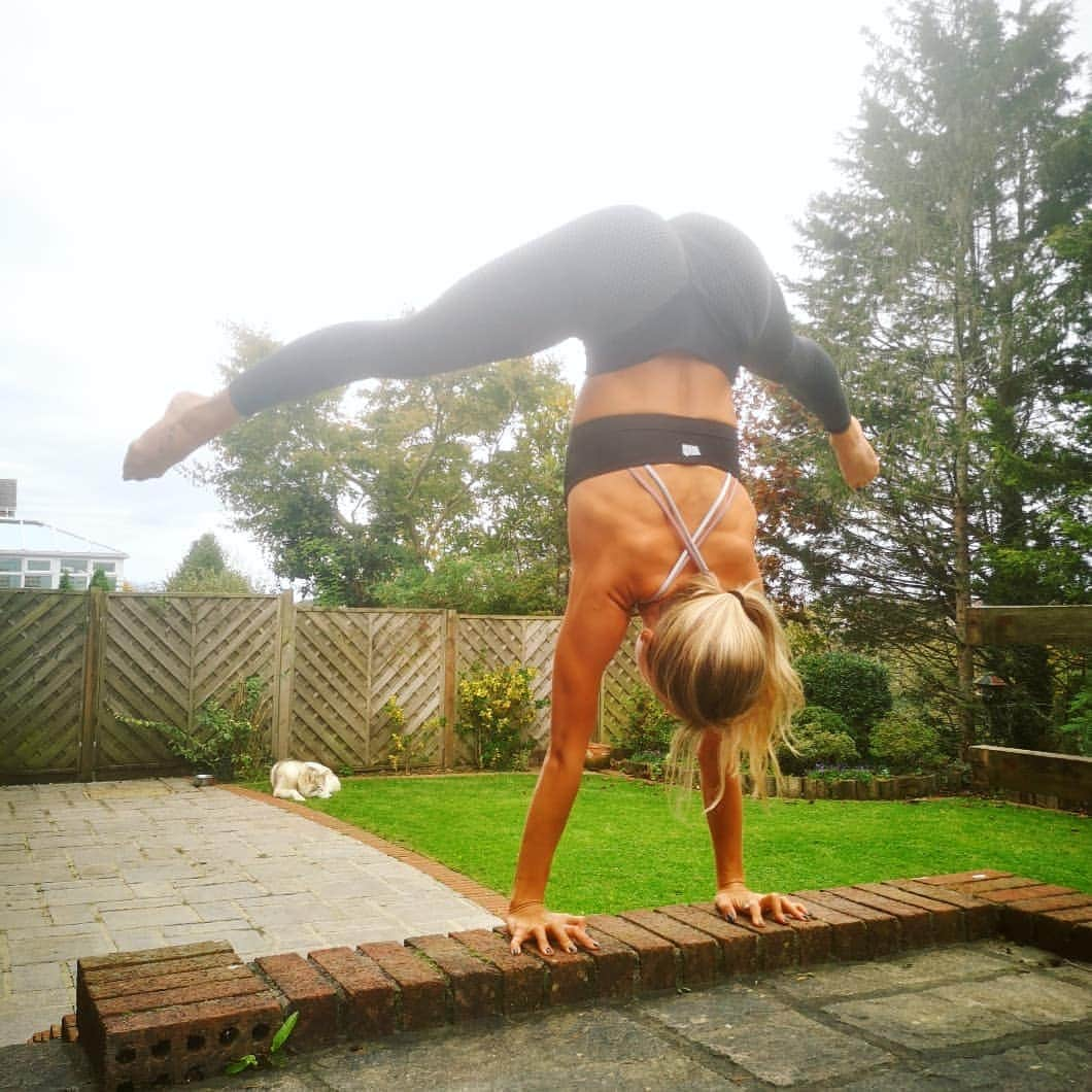 トニア・コーチのインスタグラム：「Handstanding on the edge of the wall makes me feel right at home 😁 I had a little practice in my front room, they were OK but just not as good as I wanted them to be. So finding an edge where I could drop off (like the  10m diving board) gave me the push I needed. 🤸🏼‍♀️ Wearing the coolest back sports bra 😍@ech_apparel  #gifted #handstand #outdoors #strength #workoutgear」